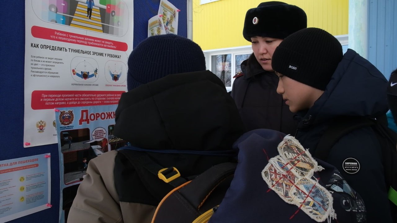  Сотрудники Госавтоинспекции провели профилактический лекторий для школьников Муравленко. В рамках мероприятия автоинспекторы совместно с волонтерами дорожной безопасности и руководителем городского отряда ЮИД Валерией Шишкиной провели интерактивное занятие, во время которого детям были продемонстрированы специальные плакаты с типичными дорожными ловушками для пользователей СИМ. Ребята вместе с полицейскими разобрали каждую ловушку и узнали, как необходимо себя вести, чтобы не попасть в нее. По итогам мероприятия учащиеся получили не только теоретические знания, но и практические навыки безопасного поведения на дороге. Организаторы уверены, что подобные занятия помогут снизить количество дорожно-транспортных происшествий с участием детей. #мвдроссии #полиция #гибддянао #гибдд #янао #муравленко