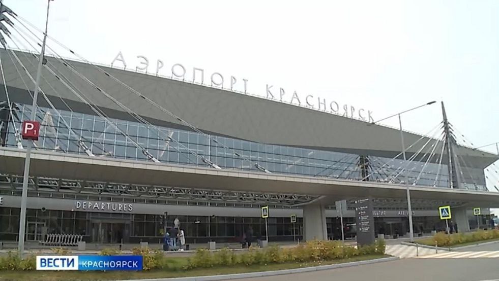 На досмотре в красноярском аэропорту теперь просят показывать экраны телефонов, ноутбуков и другой техники Это связано с новым приказом Минтранса России, который будет действовать минимум до 2031 года. Как пояснили в пресс-службе аэропорта, это нужно для безопасности. На интроскопе — оборудовании, которое сканирует вещи — видно только то, что в сумке прямоугольное устройство. Инспекторам досмотра важно просто убедиться в том, что перед ними обычный, рабочий гаджет.