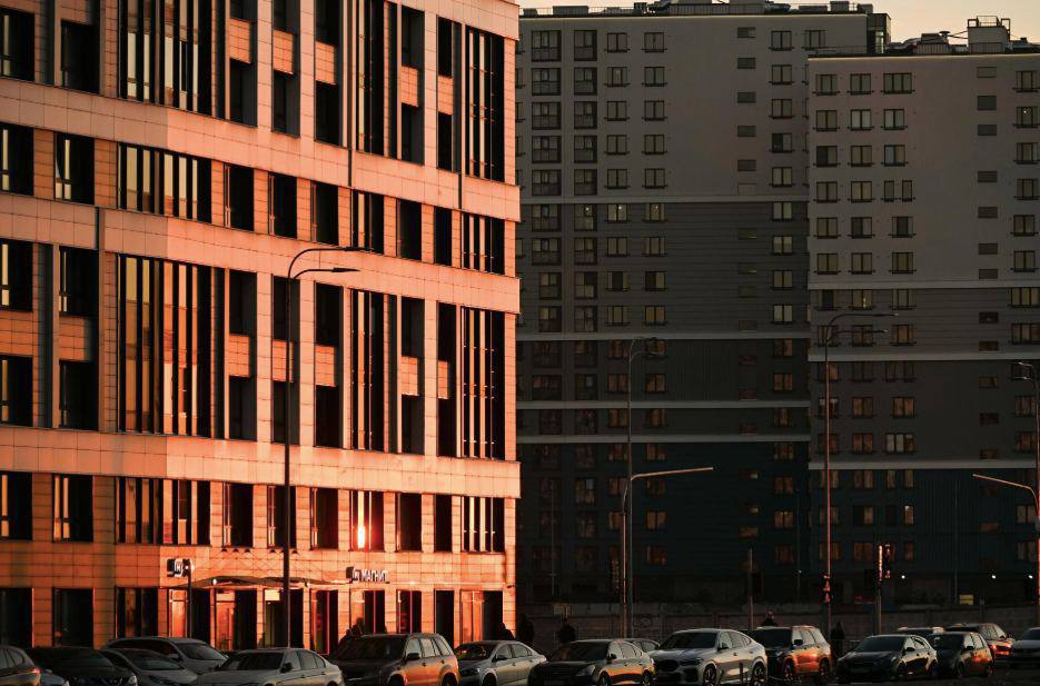 Осень вернула покупательскую активность на рынок новостроек По сравнению с сентябрём продажи выросли на 22 По оценкам Делового Петербурга в Петербурге и области по итогам октября было продано около 6 2 тыс квартир и апартаментов в сентябре 5 1 тыс Из них 4 1 тыс единиц реализовано в Северной столице и ещё 2 1 тыс в области Покупатели чувствуют что сейчас окно возможностей Спрос поддерживают не только льготные программы но и рост уверенности в рынке В октябре доля сделок с ипотекой снова превысила 80 а средняя площадь приобретаемых квартир немного выросла люди стали чаще выбирать жильё для жизни а не только для инвестиций пояснил начальник управления продуктового менеджмента и маркетинговых исследований Дмитрий Ефремов Подробнее в материале ДП по ссылке Сергей Ермохин ДП Подписаться на DP RU