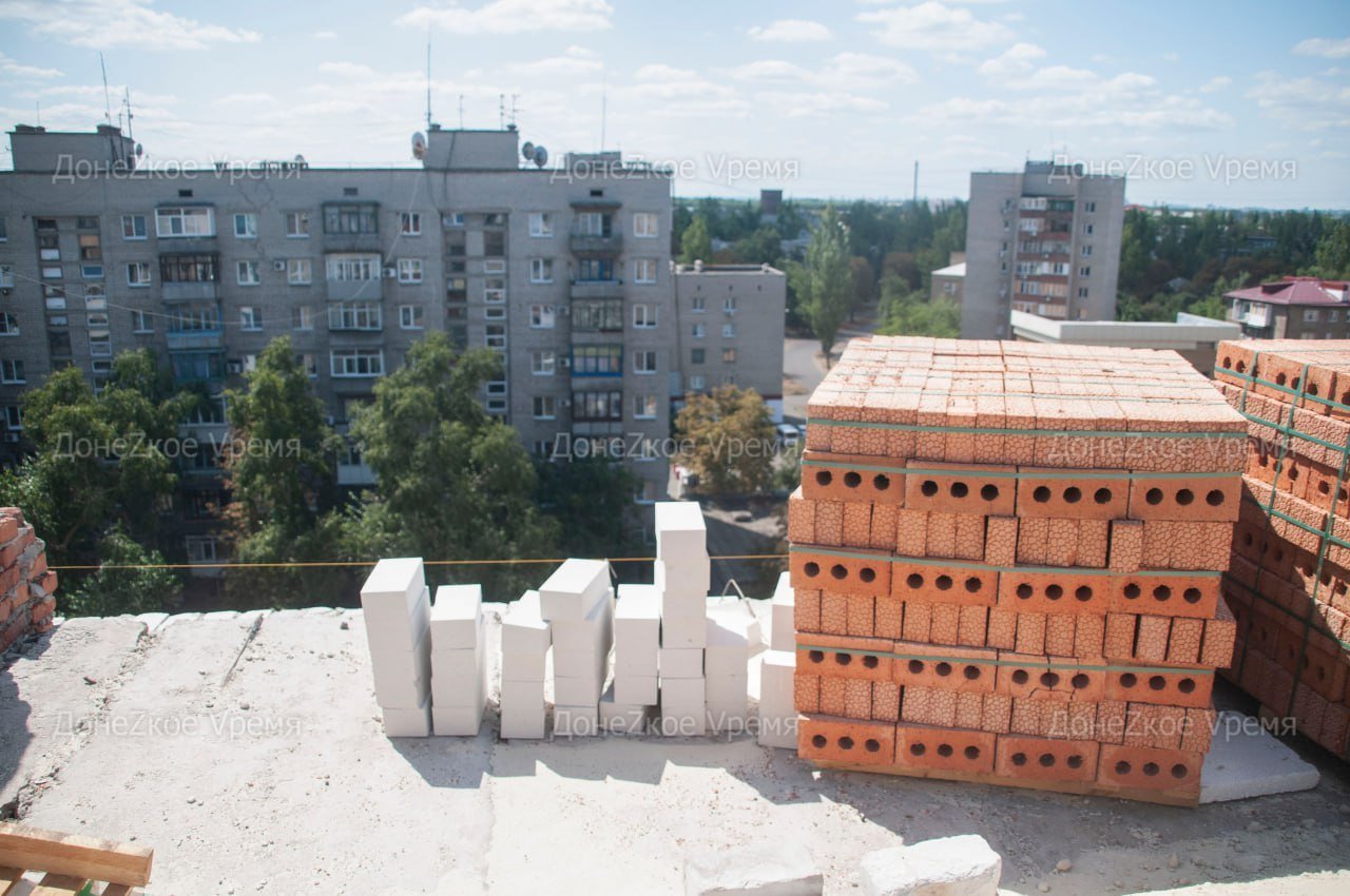 Донецк в отстающих: город медленно готовится к отопительному сезону и плохо ремонтирует крыши  Через полтора месяца батареи в домах жителей Республики должны потеплеть. Наступление осени не стало сюрпризом, но к этому все равно оказались готовы не все. Во время оперативного совещания глава ДНР Денис Пушилин перечислил список городов, к которым есть вопросы.  По словам политика, в "зеленой зоне" по среднему показателю уровня подготовки находятся Горловка, Углегорск, а также Волновахский и Мангушский округа.  Список отстающих больше. В него вошли Дебальцево,  Докучаевск, Донецк, Иловайск, Мариуполь, Торез, Харцызск, Зугрэс, Ждановка и Ясиноватая, Володарский, Новоазовский, Старобешевский и Тельмановский округа.  "Тема на постоянном контроле и у меня, и у Правительства", — подчеркнул Пушилин.  Есть проблемы у Донецка и Докучаевска и с контролем качества ремонта кровель. В обоих городах во время мониторинга выявили несоблюдение графика, а местами и халатное выполнение работ.  Глава ДНР отметил, что на совещании обсудили все случаи некачественного ремонта и способы исправления ситуация. При этом он добавил, что важно, чтобы вся отчетность о выполненных работах была доступна и жильцам ремонтируемых домов.