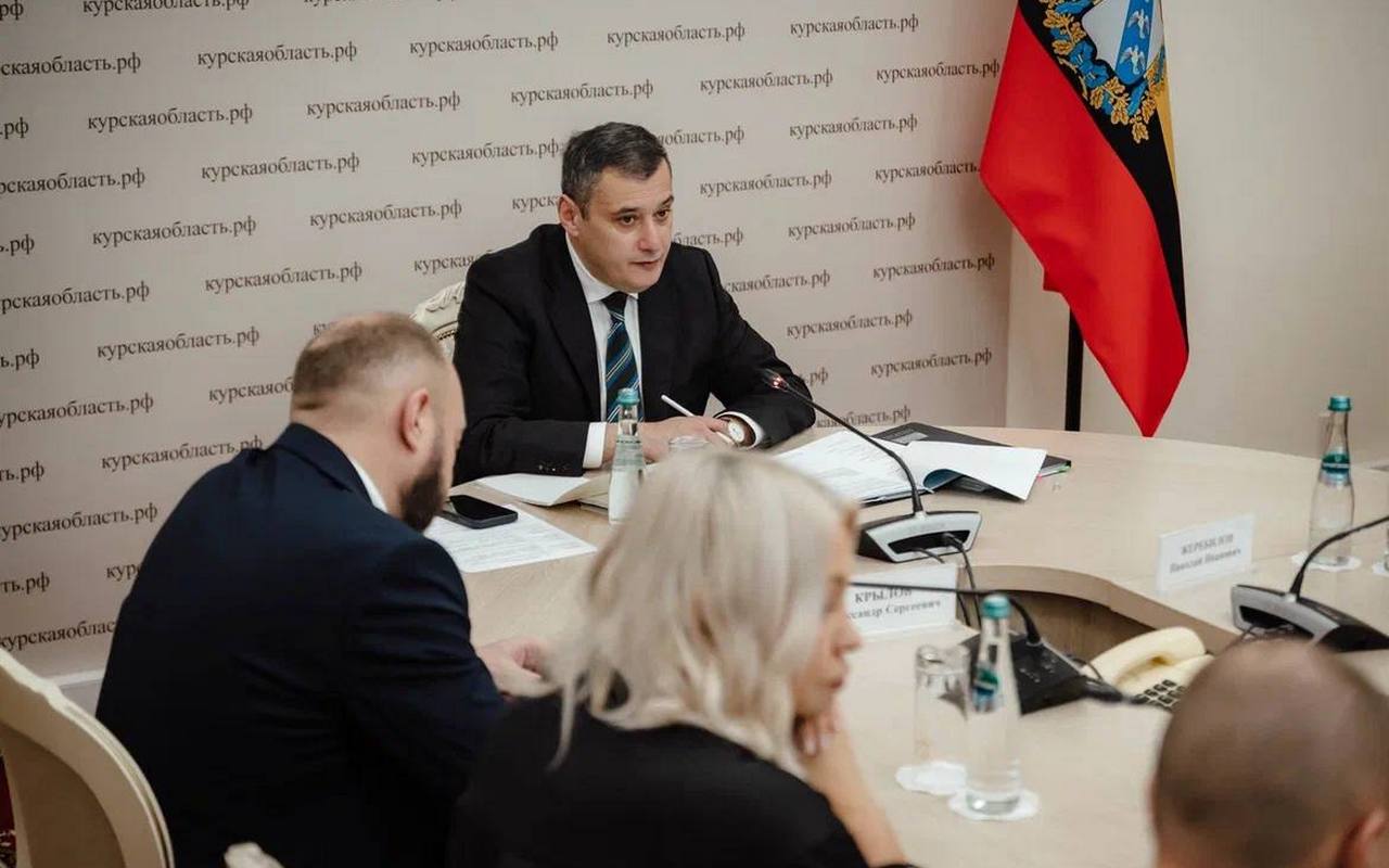 Хинштейн потребовал до конца ноября избавиться от курских чиновников с уголовным прошлым Губернатор Курской области Александр Хинштейн в понедельник на заседании правительства региона напомнил о ранее данном поручении не допускать к работе в органах власти лиц имеющих судимость или становившихся фигурантами уголовных дел Однако по его словам проведенная проверка показала неудовлетворительные результаты Всего 9 человек прекратили служебную деятельность при том что список лиц например привлекавшихся к ответственности за получение либо дачу взятки или за грабеж достаточно внушительный написал он в своем телеграм канале Губернатор поручил руководителям соответствующих ведомств в кратчайшие сроки до конца ноября принять меры и полностью исключить подобные случаи В противном случае будем называть фамилии в прямом эфире добавил Хинштейн t me abiregkursk max