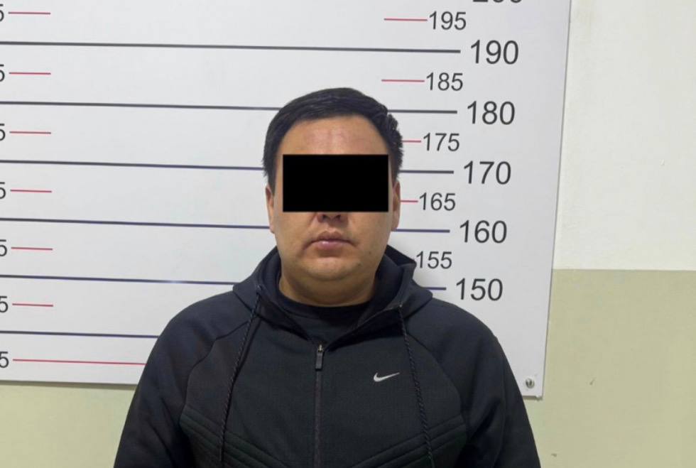 В милиции Бишкека сообщили подробности дела по которому владельца частной автошколы отправили в СИЗО Уточняется что глава ОсОО Центр подготовки водителей 1994 года рождения под ником meder tagaibekovich якобы публиковал сообщения дискредитирующие власть и обостряющие общественно политическую ситуацию в стране Публикации касались закрытия частных автошкол в Кыргызстане Возбуждено дело по статье Массовые беспорядки призывы к активному неподчинению законным требованиям представителей власти