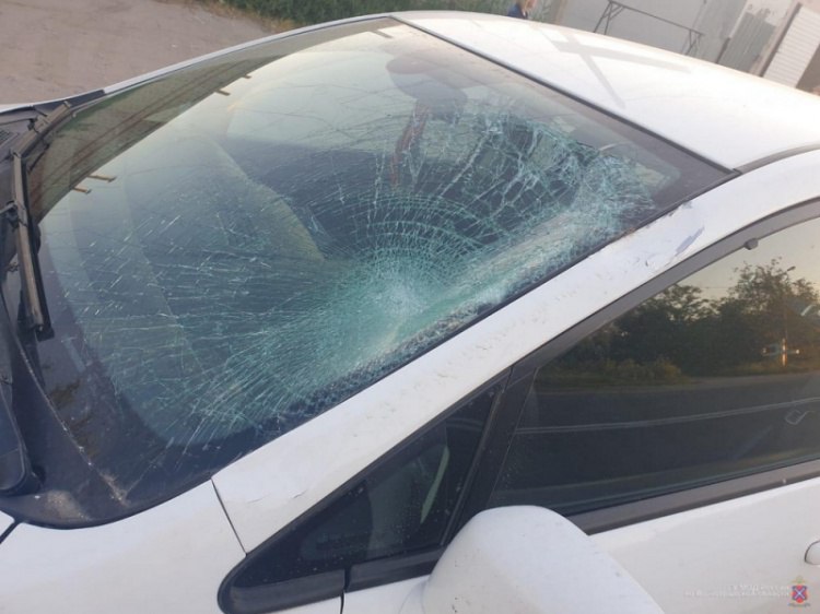 В Волжском лишенный прав водитель сбил подростка напротив Волгамолла Очередной подросток оказался под колесами автомобиля в Волжском Наезд был совершен накануне 10 ноября в одиннадцатом часу ночи Как сообщили Волжский ру в пресс службе ГУ МВД по региону на улице Александрова в районе ТРК Волгамолл водитель автомобиля Лада Гранта сбил 16 летнего пешехода Парень переходил дорогу по нерегулируемому пешеходному переходу Установлено что водитель легковушки управлял автомобилем будучи лишенным водительских прав В результате наезда подросток получил травмы Подробнее на Волжский ру www volzsky ru index php wx 16 wx2 81699 ВолжскийРу волжский vlz