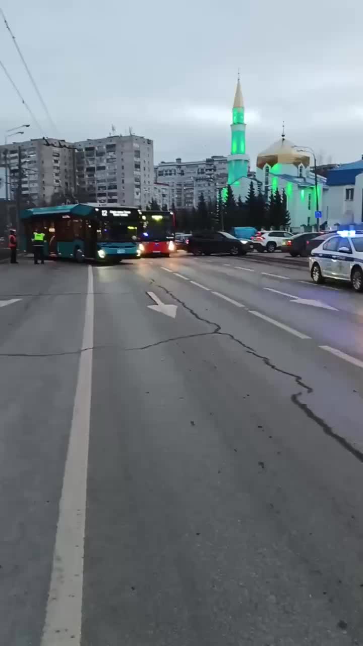 Авария в Салаватском районе и обрушение асфальта в Казани: происшествия с участием автомобилей