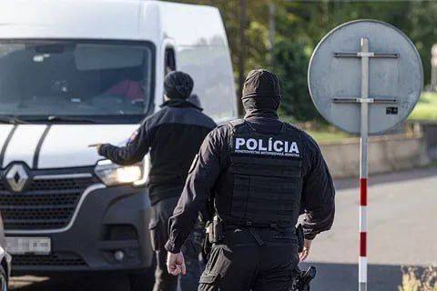 В Словакии предприняли попытку задержать бывшего министра обороны Ярослава Надя из-за подозрений в нелегальных поставках оружия на Украину В настоящее время полиция не обнаружила Ярослава Надя по месту жительства. Согласно публикациям в социальных сетях, экс-министр и лидер партии “Демократы” Ярослав Надя в настоящее время находится в Канаде и уже вряд-ли вернется домой