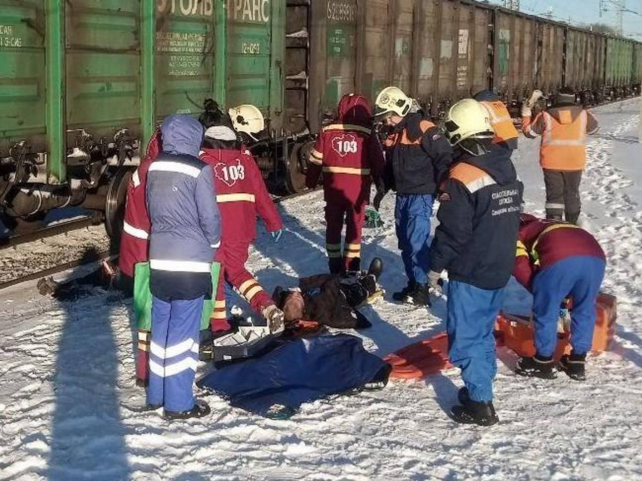 24 декабря на станции Безымянка под грузовым поездом погибла женщина  Однако как стало известно редакции news63ru в трагедии пострадал не один человек Рядом с погибшей был обнаружен мужчина с тяжелыми травмами чудом оставшийся в живых До приезда экстренных служб их уже извлекли из под состава На месте сразу было понятно что выжил только один Женщина погибла мгновенно Мужчина который был с ней находился в сознании но с множественными травмами Его срочно госпитализировали поделился подробностями собеседник news63ru По словам очевидцев мужчина находился в состоянии сильного алкогольного опьянения Он был в шоке почти не реагировал на боль От него исходил резкий запах алкоголя Создавалось впечатление что он до конца не осознавал тяжести ситуации и того что произошло с его спутницей отмечает источник У выжившего мужчины перелом ноги травма руки и возможно сотрясение мозга Его жизнь вне опасности но состояние остается тяжелым