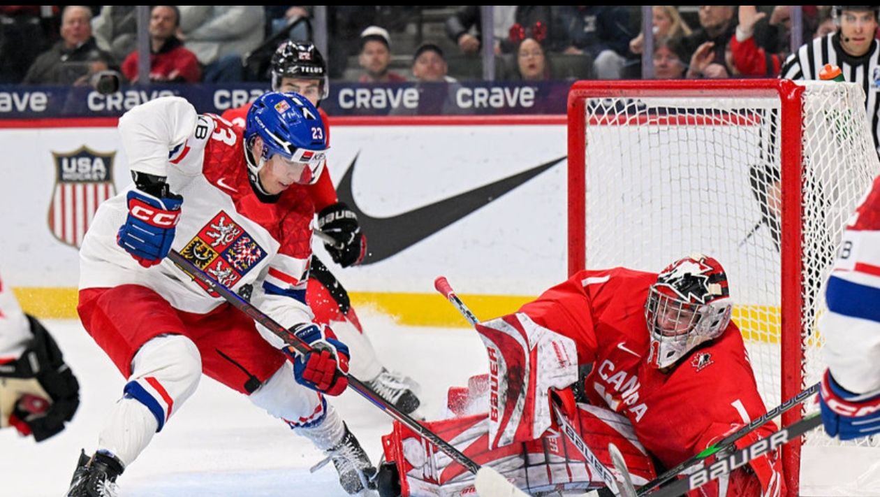 Сборная Чехии победила Канаду в полуфинале молодёжного чемпионата мира по хоккею 2026 Встреча завершилась со счётом 6 4 Таким образом в финале сборная Чехии встретится с командой Швеции которая по буллитам обыграла финнов 2 1 основное время 3 3 Финальный матч пройдёт 6 января Кстати впервые за десять лет главная игра турнира состоится без участия североамериканских команд Канада же сойдётся в игре за третье место с Финляндией