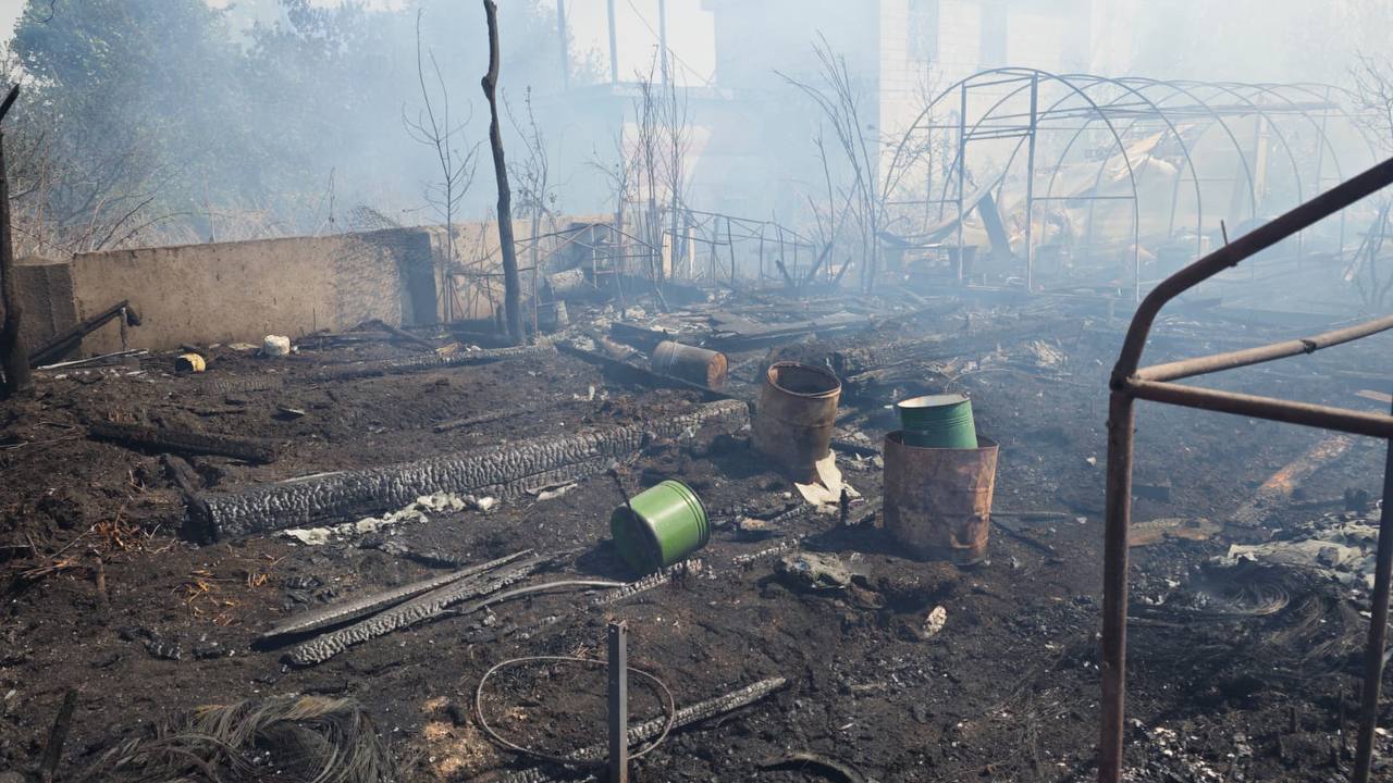 Частный дом, баня и даже огороженные грядки сгорели в СНТ «Родник Исеть» Пожар охватил 200 квадратных метров и не пощадил документы и личные вещи хозяев. Во время возгорания супруги находились в огороде и не сразу поняли, что начался пожар. Огонь мог перекинуться на соседние дома, но возгорание удалось вовремя потушить. ИА «Ночные новости»