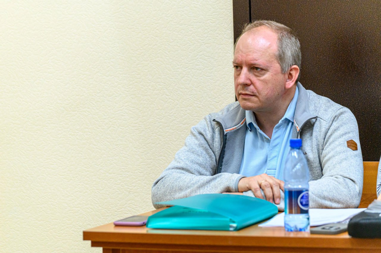 Дело обвиняемого в хищении бывшего зампреда правительства края Дубровина снова рассмотрит суд По данным пресс службы Академического районного суда Екатеринбурга Игорь Дубровин украл около 63 млн рублей пока работал в Свердловской области Первое заседание которое должно было пройти 13 января перенесли на 21 е число потому что не пришел один из адвокатов Дело в суд поступило еще в середине декабря Помимо Дубровина в хищении обвиняют бывшего директора компании Омега Строй Вадима Пономарева Деньги они могли украсть из аванса по договору гособоронзаказа на стройку в Орске Волокита с судами Дубровина идет уже давно чуть более двух лет с момента как 14 декабря 2023 года его задержали по подозрению в хищении После этого Дубровина увезли в Екатеринбург где посадили в СИЗО В феврале 2024 года суд выпустил его из изолятора с запретом определенных действий В октябре 2024 года Верх Исетский районный суд Екатеринбурга вернул уголовное дело Дубровина прокурору для устранения недостатков Прокурор не согласился с таким исходом внес представление и отдал дело обратно в суд Только спустя почти год после задержания Дубровина в январе 2025 года появилась информация что суд готов рассматривать его дело по существу Но в апреле 2025 года Верх Исетский суд удовлетворил ходатайство адвоката подсудимого Вадима Пономарева и направил дело в Хамовнический районный суд Москвы так как спорный договор подписывали в столице В итоге дело по существу теперь снова рассмотрят в Екатеринбурге но уже в Академическом суде Дубровин в 2017 2019 годах был замминистра строительства и развития инфраструктуры Свердловской области с 2020 года возглавлял управление капитального строительства области В правительстве Забайкалья он работал с 19 июня Тогда его назначили и о зампреда правительства края 8 августа Дубровин стал и о министра строительства региона За несколько часов до задержания на сайте правительства Забайкалья написали о его увольнении Причиной называли утрату доверия В августе 2024 года бывший зампред Дубровин вернулся в Читу чтобы судиться с администрацией губернатора о незаконном увольнении но дважды проиграл Чита Ру в MAX