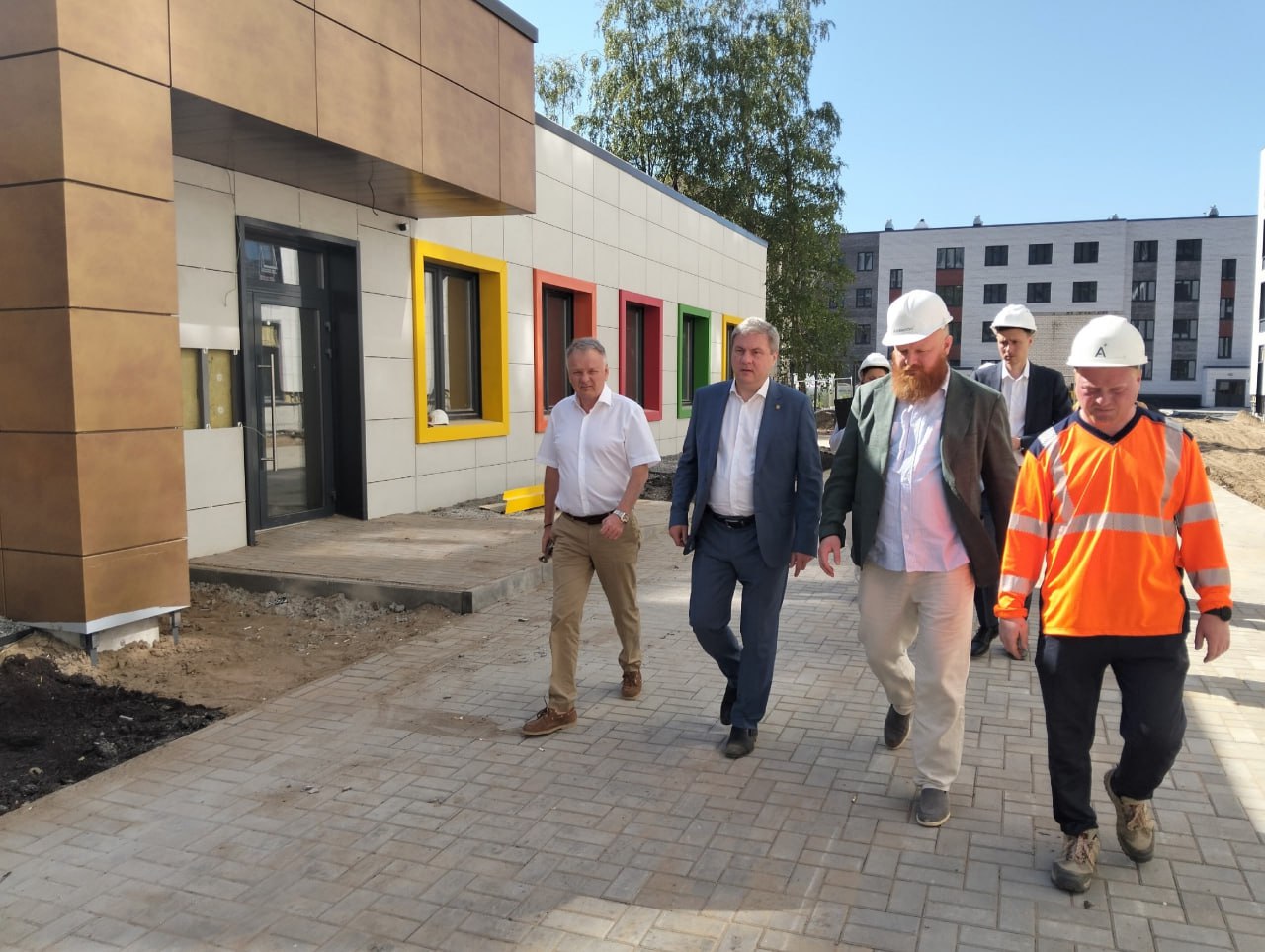 Завершается строительство нового детского сада в центре города.  Здание возведено за счет застройщика. Земельный участок компания «Аквилон» получила с обременением: за свой счет она расселила деревянные дома и построила садик. Сегодня вместе с руководителем предприятия Александром Фроловым обсудили процедуру передачи сада муниципалитету.  В отдельном здании размещаются ясельные группы на 75 человек. Его планируют сдать в сентябре. Степень готовности высокая, хорошая отделка, садик оснащен мебелью и оборудованием. Наша задача – укомплектовать персоналом и пригласить детей.  Во встроенных помещениях на первом этаже ЖК предусмотрено еще 50 мест. Всего 125 мест для дошколят появится в центре города. Они будут предлагаться не только жителям нового ЖК, но и других домов микрорайона.  За последние пять лет при содействии губернатора Александра Цыбульского в Архангельске было построено 5 детских садов. Сейчас мы привлекаем к решению задачи и бизнес: за счет застройщиков строится три новых садика!