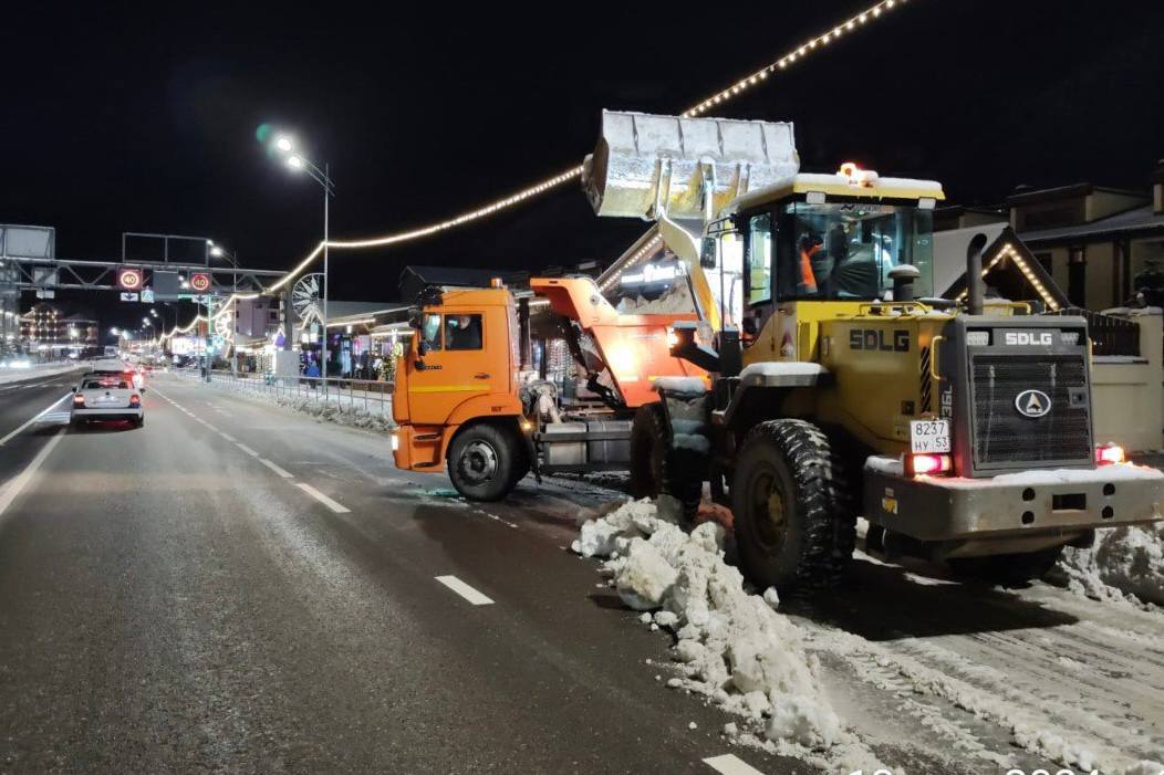 Более 500 тонн противогололедных материалов использовали за сутки на дорогах в Сочи.   Сегодня в прибрежной зоне Сочи ожидается понижение температуры воздуха до -5 градусов, в предгорьях и горах до -13°С.  Всего задействовали порядка 100 единиц спецтехники.    Подписаться   Прислать новость