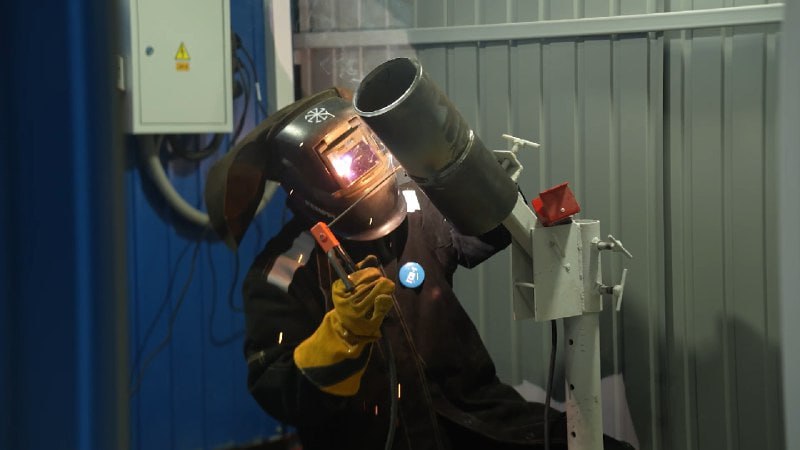 В 2025 году в Приморье заключили больше 800 договоров на целевое обучение Всего за 2025 год 212 работодателей региона подали более 900 предложений на целевое обучение Самыми популярными сферами у приморцев стали обрабатывающая промышленность культура развлечение и отдых а также экономическая деятельность Особым спросом среди молодежи в прошлом году пользовались следующие работодатели ООО Судостроительный комплекс Звезда АО Находкинский завод минеральных удобрений АО Центр судоремонта Дальзавод ООО РК Новый мир ООО Джи1 Интертейнмент РБК Восток в Telegram и MAX