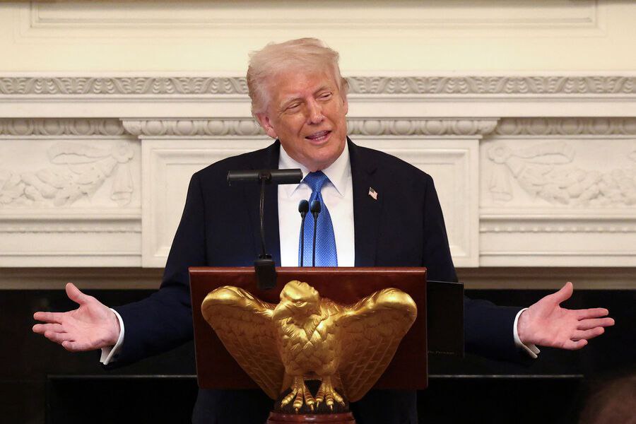 Дуда: неявка Трампа на саммит НАТО будет означать кризис альянса Неявка Трампа на саммит НАТО в Гааге может означать кризис альянса. Президент Польши Анджей Дуда заявил, что неявка Дональда Трампа на саммит НАТО в Гааге в конце июня будет означать глубокий кризис альянса. Если Дональд Трамп не приедет на саммит НАТО в Гааге, то наступит серьезный кризис. Это будет знаком кризиса. Но я не думаю, что он не явится, — подчеркнул Дуда в эфире Radio Zet. Немецкое издание Der Spiegel сообщило ранее, что Трамп может пропустить саммит, если страны альянса не увеличат военные расходы до 5% ВВП. Но 23 мая постоянный представитель США при НАТО Мэтью Уитэкер подтвердил, что присутствие президента США на мероприятии планируется. Саммит пройдет 24-25 июня, участие в нем примут около 45 глав государств и правительств.