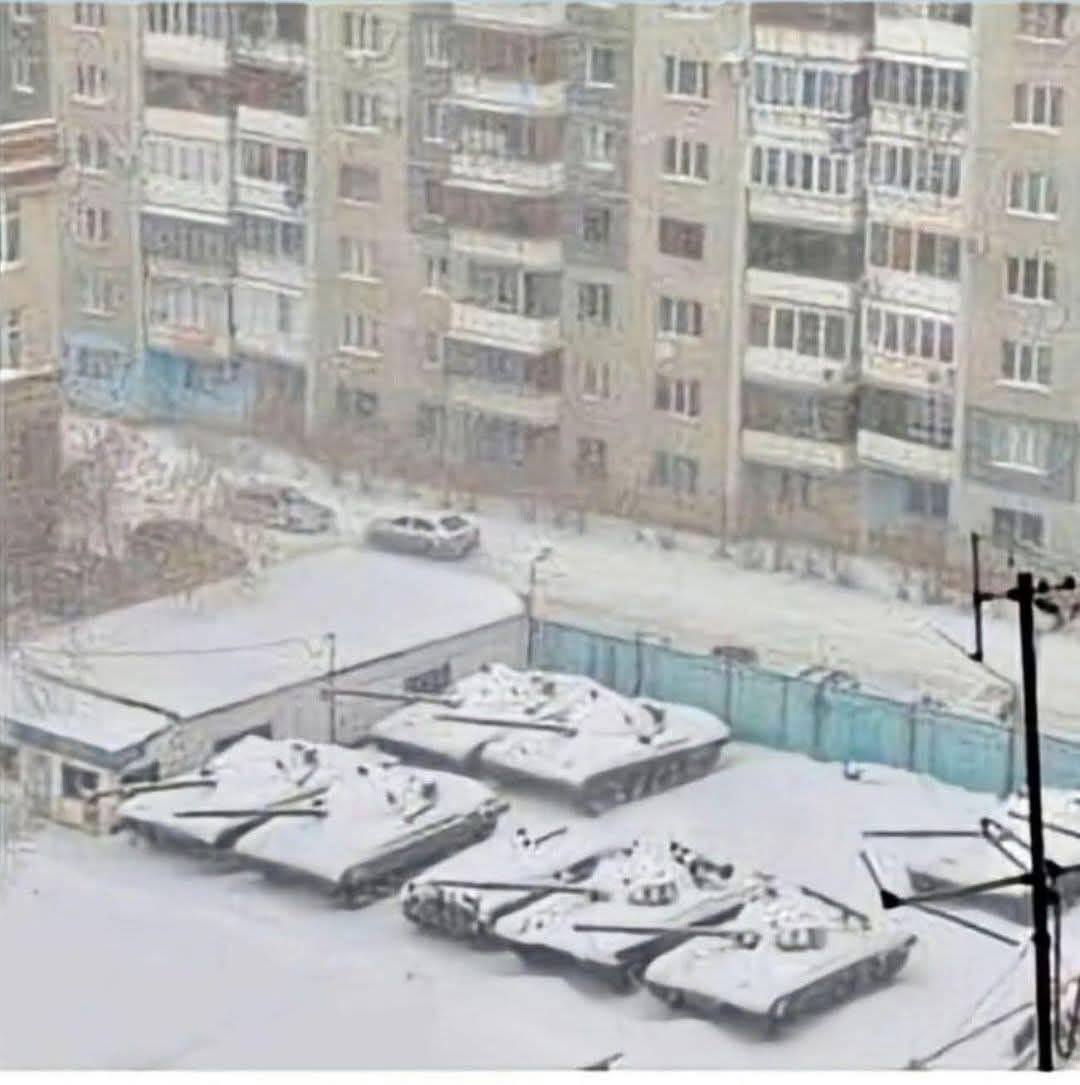 Экономика горящих танков и падающих бомб Две трети роста российской экономики оказалось производством танков и бомб Две трети прироста российского ВВП о котором в этом году отчитывается Росстат приходится на военно промышленный комплекс ВПК РФ в трехсменном режиме штампует танки и бомбы для воюющей в Украине армии С 2022 года на армию закупки оружия и силовые структуры бюджет потратил в общей сложности 42 триллиона рублей или 542 миллиарда По данным НАТО выпуск снарядов в стране подскочил в 11 раз до 4 5 млн штук в год А по производству бомб Россия обогнала все страны мира На бумаге ВПК создает иллюзию роста Но на деле Россия превращается в экономику одноразовых товаров отмечает Александра Прокопенко научный сотрудник Carnegie Russia Eurasia Center Фабрики работают на полную мощность рабочие получают зарплаты спрос на продукцию растет но все что они выпускают должно быть немедленно ликвидировано Танки дроны и снаряды производятся чтобы быть уничтоженными на поле боя