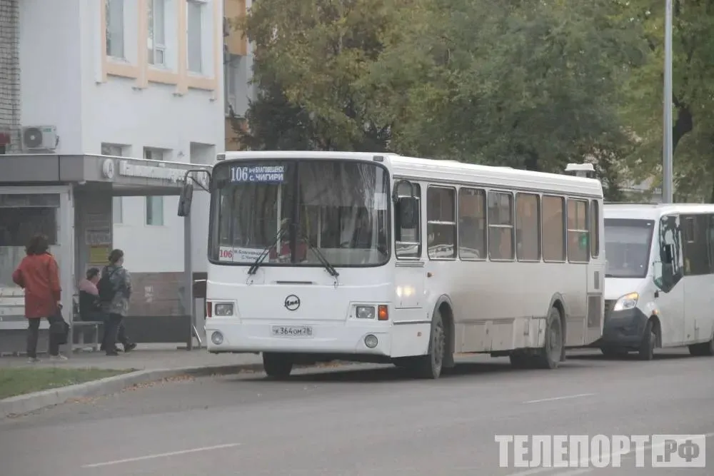 Автобусы будут тщательнее убирать в Благовещенке Мэра города Олега Имамеева поручил усилить контроль за чистотой общественного транспорта Благовещенцы направляли в администрацию обращения о том что автобусы убирают недостаточно тщательно и часто В ответ глава города поручил проводить уборку общественного транспорта чаще Вопрос взял на контроль заместитель мэра по вопросам экономики Александр Калашников рассказывают в пресс службе администрации города Благовещенска В среднем один городской автобус перевозит около 400 500 пассажиров в день поэтому его салон нуждается в ежедневной уборке Ее начинают после того как автобус завершает рейс Подметают пол протирают поручни окна пылесосят и чистят сиденья Внешнюю мойку выполняют по мере загрязнения транспорта но не реже одного раза в месяц Чистоту автобусов проверяют по утрам перед выходом на маршрут Александр Калашников отмечает что при нарушениях выписываются штрафы а беспорядок быстро устраняется При этом заместитель мэра подчеркивает что без помощи пассажиров поддерживать порядок в автобусах сложно особенно в межсезонье Поэтому в администрации Благовещенска просят жителей быть аккуратнее ТЕЛЕПОРТ РФ здесь все об Амурской области  Мы в МАХ  Написать нам