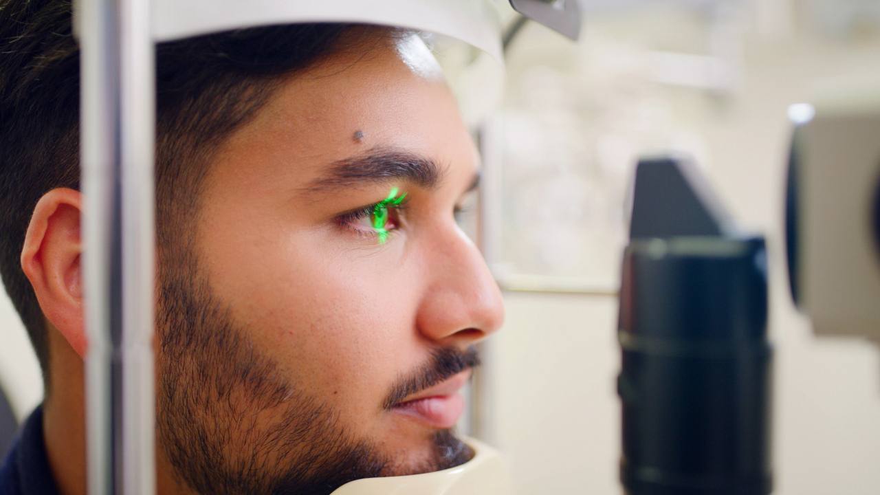 Ученые запустили первое тестирование омоложения клеток сетчатки у людей Биотехнологическая компания Life Biosciences начала клинические испытания генной терапии ER 100 для восстановления зрения путем омоложения поврежденных клеток сетчатки Препарат предназначен для лечения оптических нейропатий при которых погибают ганглиозные клетки сетчатки передающие сигнал от глаза к мозгу Эти состояния как глаукома или ишемическая нейропатия зрительного нерва могут привести к слепоте Терапия основана на частичном эпигенетическом перепрограммировании которое воздействует на химические метки регулирующие работу генов без изменения ДНК Используются три фактора Яманаки OCT 4 SOX 2 и KLF 4 OSK контролирующие обновление клеточных механизмов Препарат вводят в глаз интравитреальной инъекцией В тестах на животных терапия восстанавливала молодые метки ДНК и улучшала зрение что убедило FDA разрешить испытания на людях В программу включены пациенты с открытоугольной глаукомой и неартериитной ишемической нейропатией зрительного нерва Испытание первой фазы сосредоточено на безопасности врачи будут оценивать переносимость терапии иммунный ответ и изменения по результатам обследований Основной вопрос остается можно ли безопасно омолодить клетки человеческого организма   Telegram МAX все наши каналы