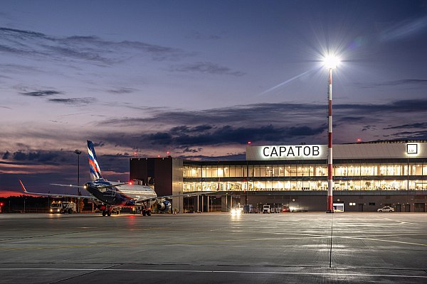 "Аэрофлот" корректирует расписание рейсов в аэропортах Казани, Самары и Саратова "Аэрофлот" корректирует расписание рейсов в Казани, Самаре и Саратове из-за временных ограничений, действующих в аэропортах этих городов. Об этом сообщает AVIA.RU со ссылкой на данные авиаперевозчика. "В связи с вводом временных ограничений 24 июня 2025 г. в аэропортах Казани, Самары и Саратова "Аэрофлот" вынуждено корректирует расписание в указанные города", – отмечается в сообщении авиакомпании в телеграм-канале. Так, согласно данным "Аэрофлота", отменены рейсы за 24 июня: в/из Казани - SU1192/1193, SU1194/1195; в/из Самары - SU1686/1687, SU1604/1605; в/из Саратова - SU1358/1359. aviaru.net/n285001