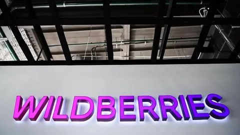 Wildberries - жалобам нет конца и края? В очередной раз детище Татьяны Ким - популярный российский маркетплейс предстает перед пользователями исключительно в негативном образе. Стало известно, что онлайн-продавцы направили коллективную жалобу в ФАС на Wildberries в связи с "систематическими нарушениями" своих прав. Покупатели же обнаружили внезапные списания средств с банковских карт, что якобы связано с обновлением правил бесплатной доставки. Будем разбираться? ‼ Оказывается, маркетплейс задерживает выплаты за реализованный товар "на 5-10 и более банковских дней", а также не предусматривает защиту от массового выкупа товаров ботами, говорится в обращении предпринимателей, уставших от произвола и бесконечных штрафов этой конторы "Рога и опыта". По словам селлеров, задержками средств платформа пытается вынудить продавцов переходить в банк Wildberries. В то же время маркетплейс легко и без проблем проводит списание денежных средств за дополнительные опции — к примеру, за перераспределения товара между складами, — однако саму услугу оказывать не считает нужным. Кроме того, продавцы просят ФАС обратить внимание на практику использования ботов для массового выкупа товаров, их так же беспокоит произвольная корректировка отчетов маркетплейсом, а также отсутствие прозрачности аналитических данных. Шокирует? Ранее мы уже писали о том что платформа процветает и пускает "пыль в глаза", заявляя об успешности бизнеса, а фактически, Wildberries выстроил гибридную модель, в которой имеет место, в том числе, и скрытая экономика пусть и временно, но удерживаемых средств. Сюда же получается можно добавить и отчеты состряпанные "от фонаря", штрафы и неожиданные списания с карт покупателей под соусом изменения правил доставки о которых никто не предупреждал заранее. Источник: ВЧК-ОГПУ