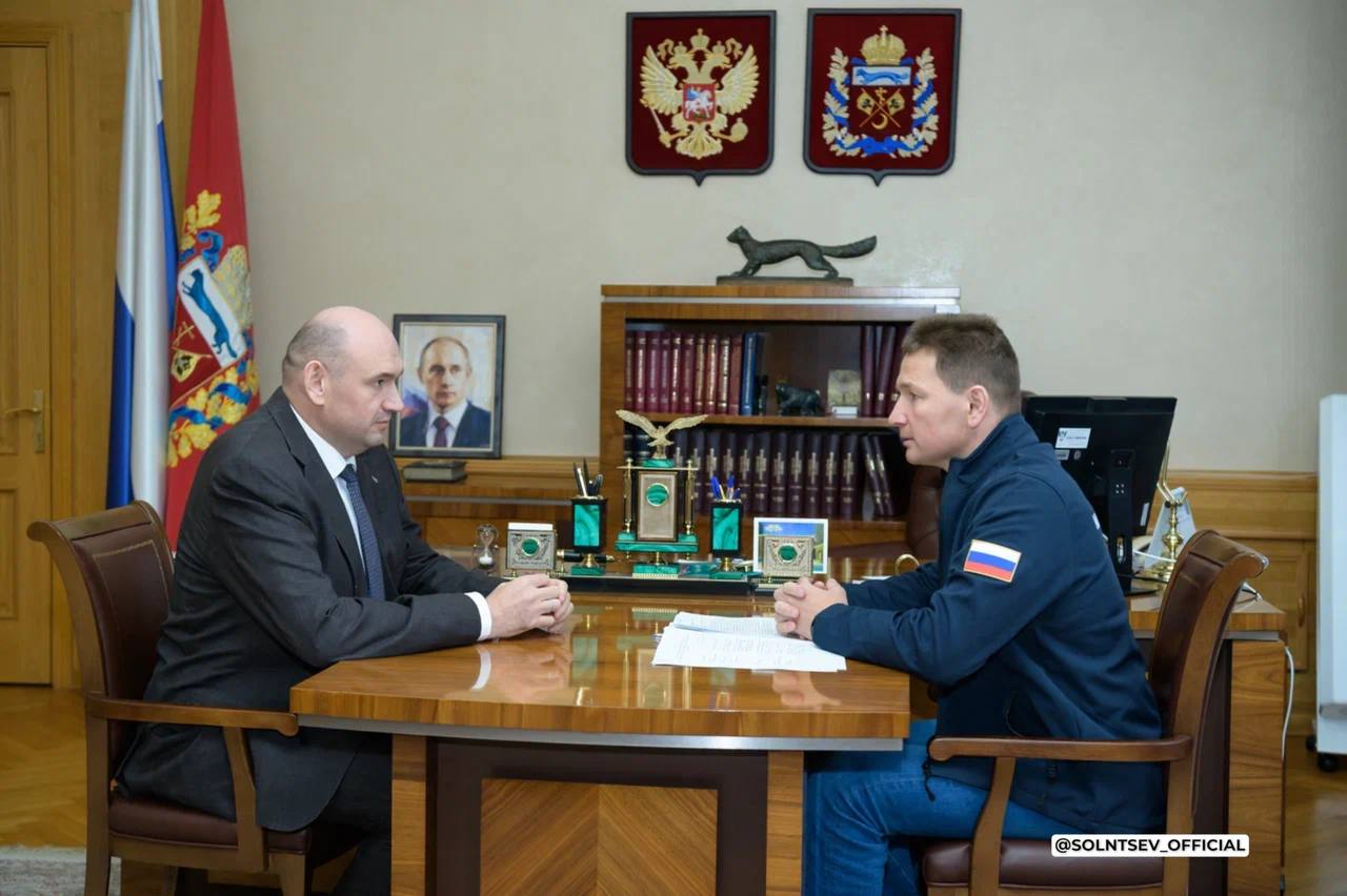 Делегация Минтранса РФ проверит ход строительства дорожных объектов в Оренбуржье 6 октября НТА Приволжье Делегация Минтранса РФ проверит ход строительства дорожных объектов в Оренбуржье Как сообщил в своём tg канале губернатор Оренбургской области Евгений Солнцев в регион с рабочим визитом прибыл первый замминистра транспорта РФ Валентин Иванов Отмечается что в скором времени оренбургские стройплощадки ряда дорожных объектов посетит целая делегация федерального Минтранса В число контрольных площадок войдёт обход Оренбурга участок Р 239 ведущей к границе с Казахстаном пограничные пункты пропуска Главной задачей визитов при этом станет максимальное ускорение сроков реализации указанных проектов
