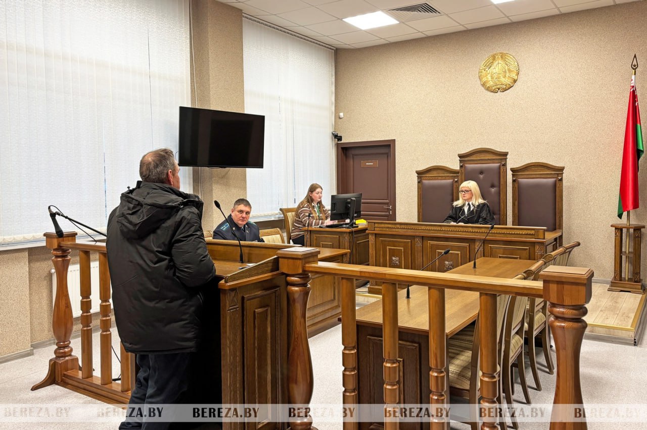 БРАКОНЬЕР ИЗ СПОРОВО ЗА НЕЗАКОННУЮ РЫБАЛКУ ПОЛУЧИЛ ГОД ОГРАНИЧЕНИЯ СВОБОДЫ   В открытом судебном заседании под председательством Натальи Вакульчик суд Березовского района рассмотрел уголовное дело в отношении 55 летнего жителя аг Спорово П обвиняемого в незаконной добыче рыбы Государственное обвинение поддержал прокурор района Александр Крутько Согласно материалам уголовного дела в период времени с 7 по 8 августа 2025 года гражданин П имея умысел на незаконную добычу рыбы без надлежащего разрешения запрещенными орудиями и способами в нарушение требований Правил любительского рыболовства утвержденных Указом Президента Республики Беларусь О рыболовстве и рыболовном хозяйстве согласно которым запрещается рыболовство орудиями и способами лова находясь на территории рыболовных угодий озера Споровское арендованных ООО Ривланд с использованием деревянной лодки шеста и пяти ставных лесковых сетей не имеющих маркировочных знаков Государственной инспекции охраны животного и растительного мира при Президенте Республики Беларусь незаконно изъял из среды обитания рыбу Браконьер добыл 7 особей линя 1 особь карася золотого 17 особей леща 31 особь карася серебряного 4 особи окуня 1 особь рака узкопалого Общая сумма ущерба окружающей среде оценена в 5 691 рубль что составило 135 5 базовой величины и является крупным размером Действия гражданина П квалифицированы ч 2 ст 281 Уголовного кодекса Незаконная добыча рыбы или других водных животных В судебном заседании обвиняемый П свою вину признал и раскаялся ущерб возместил в полном объеме Выслушав свидетелей по делу учитывая доказательства виновности П суд вынес приговор Согласившись с позицией государственного обвинителя суд Березовского района назначил П наказание в виде ограничения свободы сроком на один год без направления в исправительное учреждение открытого типа Деревянная лодка и ставные сети являющиеся орудием преступления конфискованы в доход государства Приговор не вступил в законную силу и может быть обжалован и опротестован в апелляционном порядке