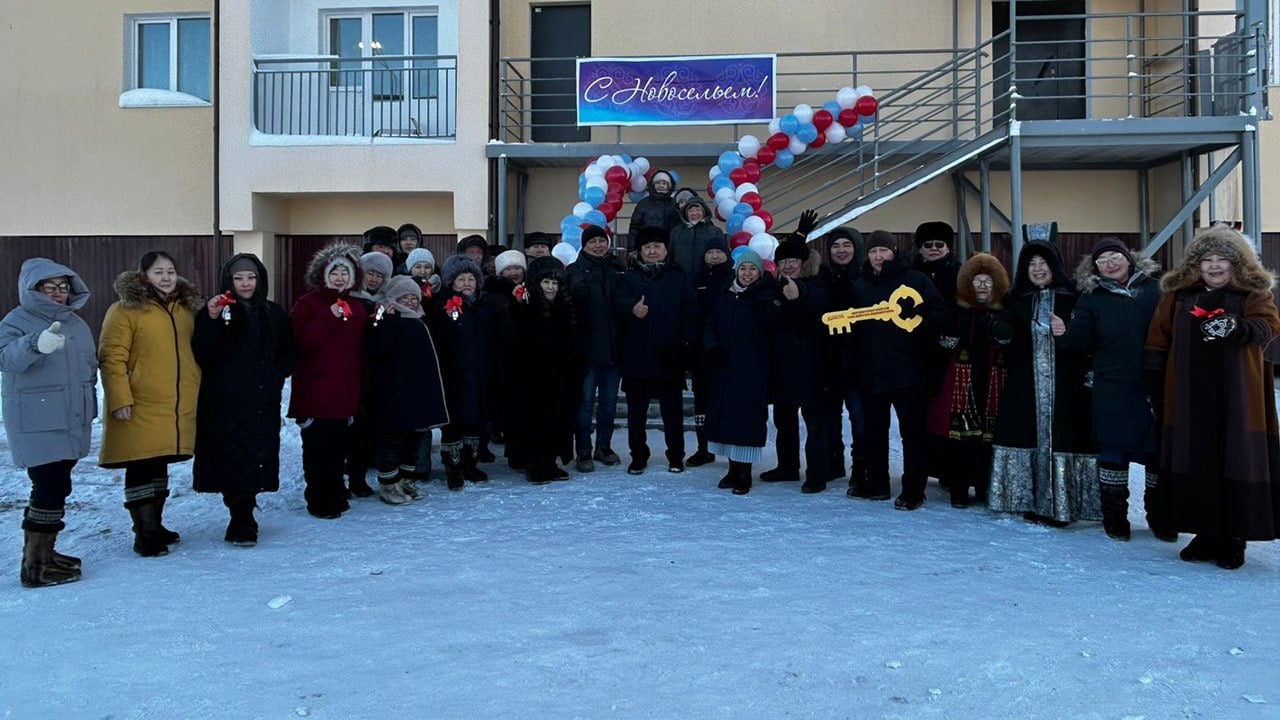 Многоквартирный дом введен в Дюпсюнском наслеге Усть-Алданского района  13 февраля, в Дюпсюнском наслеге торжественно вручили ключи от новых квартир. Трехэтажный 20-квартирный дом построен в рамках программы переселения граждан из аварийного жилищного фонда. Мероприятие состоялось в ходе отчета исполнительных органов власти республики в наслеге. Подгруппу возглавляет  руководитель Управления государственного строительного и жилищного надзора Павел Аргунов.  "Очень рада, что получила двухкомнатную светлую квартиру. После окончания вуза здесь работаю врачом уже 33 года. Благодарна за реализацию программы руководству республики, улуса и наслега", - сказала Прасковья Алексеева.  Как отметил заместитель главы Усть-Алданского улуса Анатолий Сторожев, из 20 квартир одна передана в маневренный фонд наслега для молодых специалистов.  Подробнее: