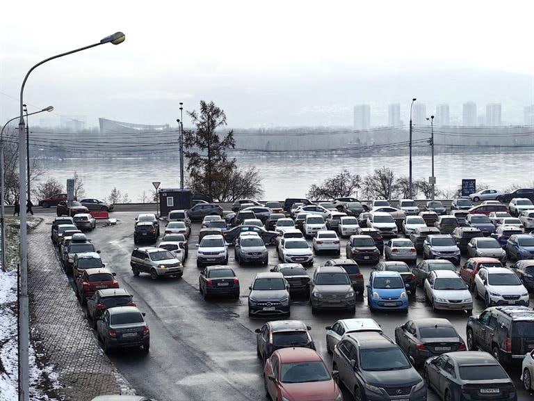 Сегодня в Красноярске начинает работать платная парковка при въезде на Коммунальный мост Шлагбаумы опустят вечером Парковка на 217 мест будет функционировать круглосуточно Стоимость часа 25 рублей Предусмотрены бесплатные места для инвалидов и семь минут бесплатного времени после заезда под шлагбаум