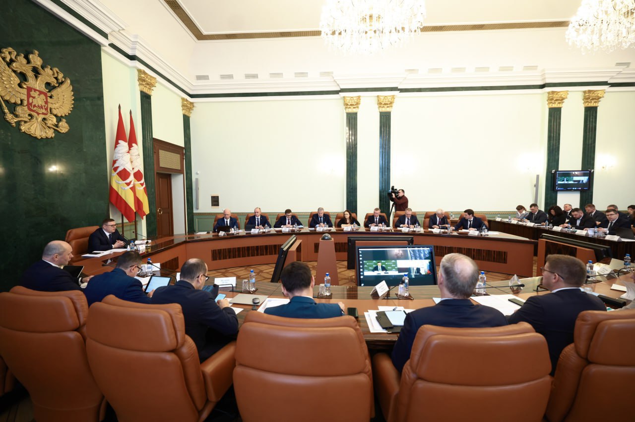 Челябинская область может стать лидером по внедрению ИИ В областном центре Южного Урала накануне под председательством губернатора Алексея Текслера состоялось заседание регионального Совета по искусственному интеллекту Главной темой совещания стал переход от пилотных проектов к системному внедрению ИИ в экономику и управление Открывая заседание Алексей Текслер назвал искусственный интеллект основой технологического суверенитета страны Искусственный интеллект уже стал базовой технологией от которой напрямую зависят темпы экономического роста качество управления и технологический суверенитет нашей страны заявил губернатор Он подчеркнул что Челябинская область как промышленный центр должна активно использовать ИИ Задача чтобы сфера применения искусственного интеллекта в нашем регионе расширялась добавил Текслер поручив министрам активнее внедрять готовые решения В свою очередь федеральный эксперт заместитель начальника Управления Администрации Президента Олег Хорохордин заявил что Южный Урал имеет все шансы стать лидером Челябинская область как промышленное сердце России имеет все предпосылки чтобы стать локомотивом ИИ трансформации в Уральском федеральном округе отметил он Губернатор дал конкретные поручения своим заместителям и участникам совета Будем формировать рейтинг цифровой зрелости и органов исполнительной власти и муниципалитетов Надеюсь что каждый из вас лично возглавит процесс внедрения технологии искусственного интеллекта в сфере своей компетенции поставил задачу Алексей Текслер На совете отметили успешные проекты региона такие как Умный трамвай и решения для металлургии Особое внимание уделили промышленности и подготовке кадров Ректор ЮУрГУ Александр Вагнер доложил о развитии ИИ в образовании и науке poolN74 eugenejut