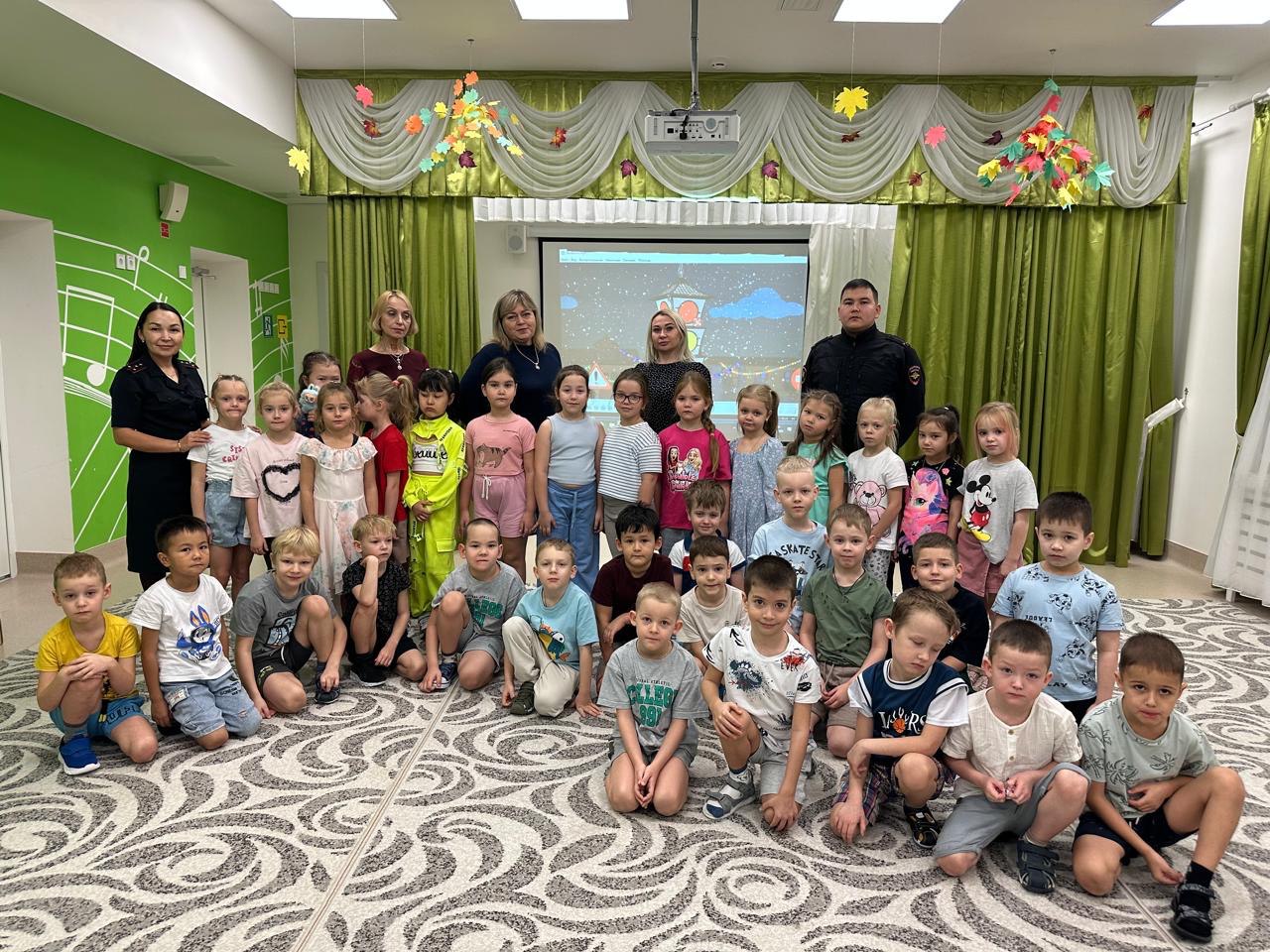 В Салехарде автоинспекторы провели занятие по безопасности дорожного движения с воспитанниками детского сада Северное Сияние В ходе встречи инспекторы рассказали малышам о важности соблюдения Правил дорожного движения объяснили правила безопасного перехода улицы и поведения на придомовой территории Особое внимание было уделено особенностям дорожной безопасности в зимний период подчеркнув необходимость повышенной осторожности в условиях гололеда и снежных заносов После теоретической части дошкольники с энтузиазмом приняли участие в обсуждении активно отвечали на вопросы сотрудников и демонстрировали свои знания о сигналах светофора и правилах пользования пешеходными переходами Подобные мероприятия играют ключевую роль в формировании у детей осознанного отношения к безопасности на дорогах с самого раннего возраста что является важным шагом в профилактике детского дорожно транспортного травматизма Подписаться на Госавтоинспекцию Ямала мвдроссии полиция гибддянао гибдд янао салехард