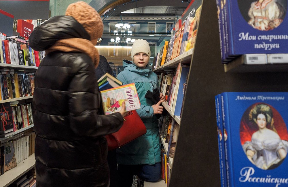 Всё упирается в деньги Минцифры взялось за разработку льготной карты по аналогии с Пушкинской картой для покупки книг среди молодежи Формат номинал и другие нюансы пока еще не определены оператором системы могут стать VK или Яндекс пишет Коммерсант Близкий к отрасли источник издания говорит что проект сложно реализуемый потому что требует больших денег из бюджета которых пока нет В сентябре депутаты Госдумы предлагали Минкульту предложением создать в России именную банковскую карту для учащихся в возрасте от 14 до 18 лет Карту Достоевского с ежегодным пополнением на 10 тысяч рублей для покупки книг