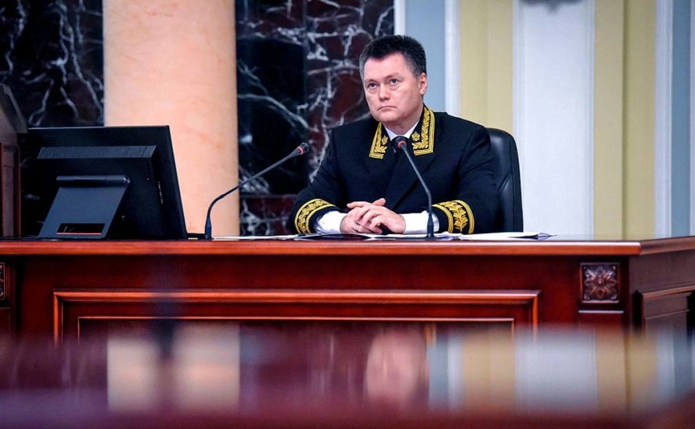 Председатель Верховного суда России Игорь Краснов поставил задачу активнее внедрять искусственный интеллект в работу судов Он также назвал одной из приоритетных задач обеспечение независимости судей и беспристрастности судебного разбирательства Судья должен помнить о принесенной им присяге а не ориентироваться на губернаторов полномочных представителей и федеральных инспекторов Ни они ни госкорпорации ни представители судебного департамента и органов судейского сообщества не должны оказывать влияние на судей Краснов заявил что нагрузка на судей одна из наиболее острых проблем судебной системы По моему поручению проведен анализ служебной нагрузки судов выявлены регионы которые уже на протяжении нескольких лет работают с максимальными показателями В связи с этим вакантные должности в судах страны будут перераспределены в пределах установленной законом штатной численности отметил он Картина дня в телеграм канале РБК