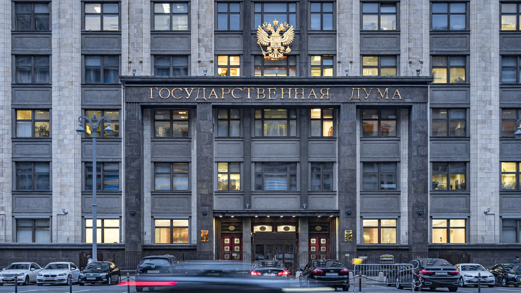 «ЭкоВласть» В Госдуме состоялось обсуждение реализации ряда экологических программ Председатель экологического комитета Государственной Думы Дмитрий Кобылкин сообщил о прошедшем обсуждении исполнения экологической составляющей федерального бюджета за 2024 год. Кроме того, в ходе встречи были выделены ключевые моменты, которые определят дальнейшую работу комитета. Участники встречи получили данные от Минфина по золотодобывающей отрасли. Оказалось, что если в прошлом году полученные налоги на добычу полезных ископаемых составили 17 млрд рублей, то только за первые четыре месяца нынешнего года в казну поступили 50 млрд рублей. Однако для Госдумы важно не только пополнение бюджета, но и экологическая ответственность бизнеса. По этому вопросу депутаты договорились обратить особое внимание Счетной палаты. Кроме того, Кобылкин отметил, что он с коллегами добиваться повышения эффективности каждого выделенного рубля. Главным критерием станет результативность. Сейчас налицо сокращение расходов на экологические программы при одновременном росте финансирования лесного хозяйства. Однако граждане не должны беспокоиться по этому поводу, поскольку такие тенденции – свидетельство нового подхода экологического комитета. Парламентская структура переходит от формального освоения средств к реальной эффективности. Ранее на приеме у президента Владимира Путина глава Минприроды Александр Козлов заявил о планах увеличить финансирование Якутии, Забайкальскому и Красноярскому краям для борьбы с лесными пожарами. #ЭкоВласть