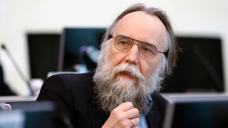 Дочери Дугина в Одинцовском районе Подмосковья поставят бронзовый памятник  Памятник политологу и публицисту Дарье Дугиной будет выполнен в бронзе, его высота составит 3,5 метра, а вокруг установят скамейки и подсветку, сообщил глава Одинцовского городского округа Андрей Иванов, пишет ria.ru.