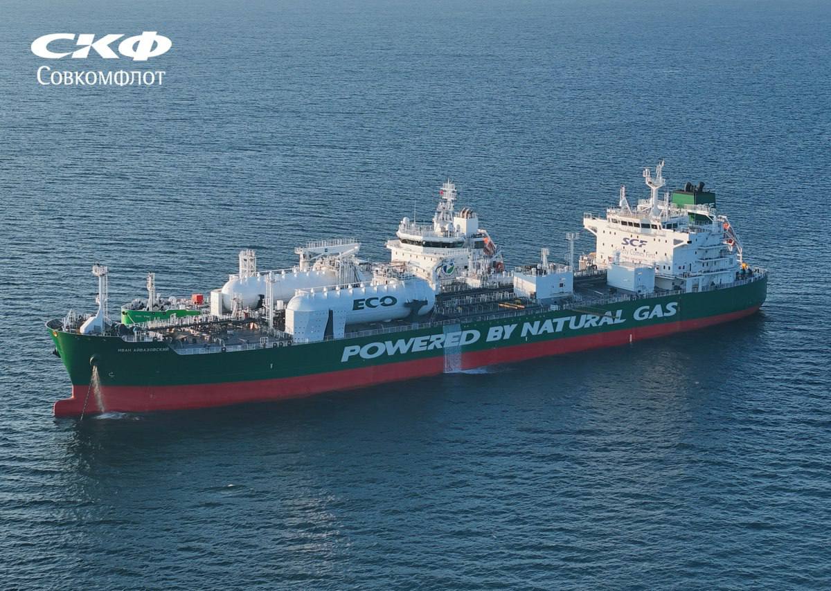 Новый крупнотоннажный зеленый танкер типоразмера MR Иван Айвазовский пополнил флот группы компаний СКФ Иван Айвазовский головное судно новой серии танкеров для перевозки нефтепродуктов в том числе из районов с ледовыми условиями плавания Суда серии будут эксплуатироваться под государственным флагом Российской Федерации   Суда этой серии соответствуют всем действующим международным нормам в области защиты окружающей среды Танкеры оснащены двухтопливной энергетической установкой которая предусматривает возможность использования сжиженного природного газа СПГ в качестве основного вида топлива Генеральный директор председатель правления ПАО Совкомфлот Игорь Тонковидов Сегодня новые крупнотоннажные танкеры крайне необходимы стране для обеспечения стабильных перевозок энергоносителей и мы уверены что серия зеленых продуктовозов Совкомфлота будет востребована российской внешней торговлей По своим характеристикам новое судно отвечает самым высоким требованиям вызывает гордость что серийное производство таких танкеров на отечественной верфи было налажено с учетом передового опыта Совкомфлота   Отмечается что это первый двухтопливный танкер типоразмера MR построенный в России Судно построено на российской судоверфи Звезда Большой Камень Приморский край   Дедвейт танкера Иван Айвазовский 49 8 тыс тонн длина 183 м ширина 32 2 м осадка 13 4 м ледовый класс 1B