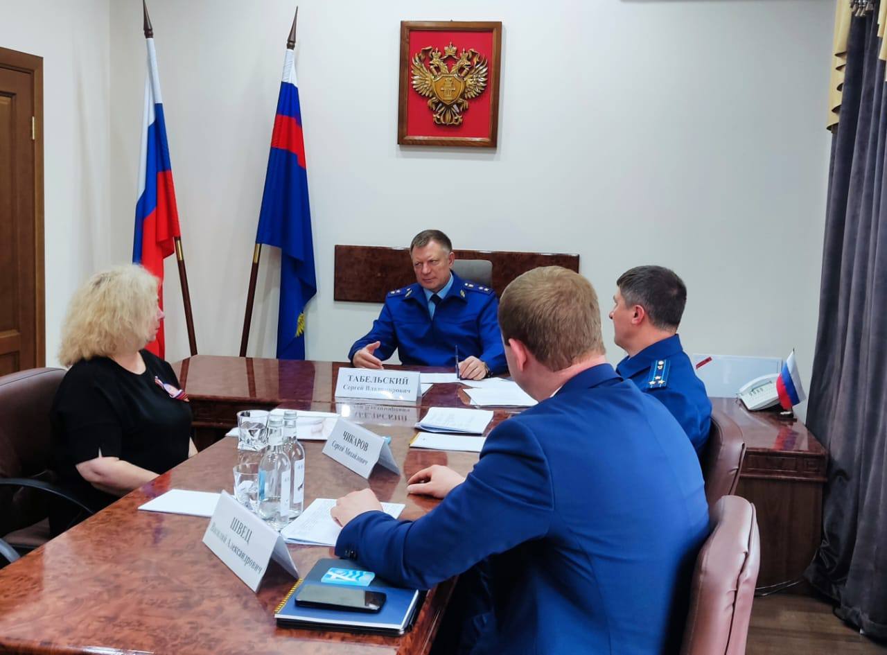 Прокурор Краснодарского края Сергей Табельский провел прием граждан в городе-курорте Анапа Прокурор края Сергей Табельский провел личный прием граждан в городе-курорте Анапа. В мероприятии принял участие глава Анапы Василий Швец. Поднимаемые на прием вопросы касались восстановления прав членов семей участников специальной военной операции в сфере предоставления мер государственной поддержки, защиты прав несовершеннолетних, а также благоустройства территорий, ремонта образовательного учреждения. По всем поступившим обращениям организованы проверочные мероприятия, рассмотрение принятых заявлений поставлено прокуратурой края на контроль. При наличии оснований будут приняты исчерпывающие меры прокурорского реагирования, направленные на реальное восстановление нарушенных прав.