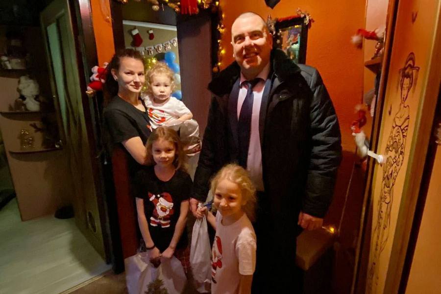 В Гомеле депутат Игорь Ловенецкий поздравил детей с наступающим Новым годом