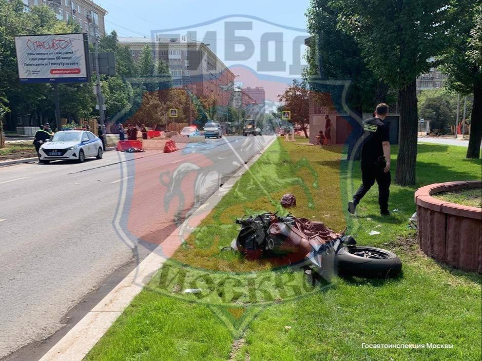 Мотоциклист насмерть сбил девушку на пешеходном переходе в Москве Сегодня на Профсоюзной улице мотоциклист сбил девушку, переходившую дорогу. Женщина скончалась на месте, мотоциклист с травмами госпитализирован. Сотрудники ГАИ работают на месте, обстоятельства трагедии выясняются, сообщает Госавтоинспекция.