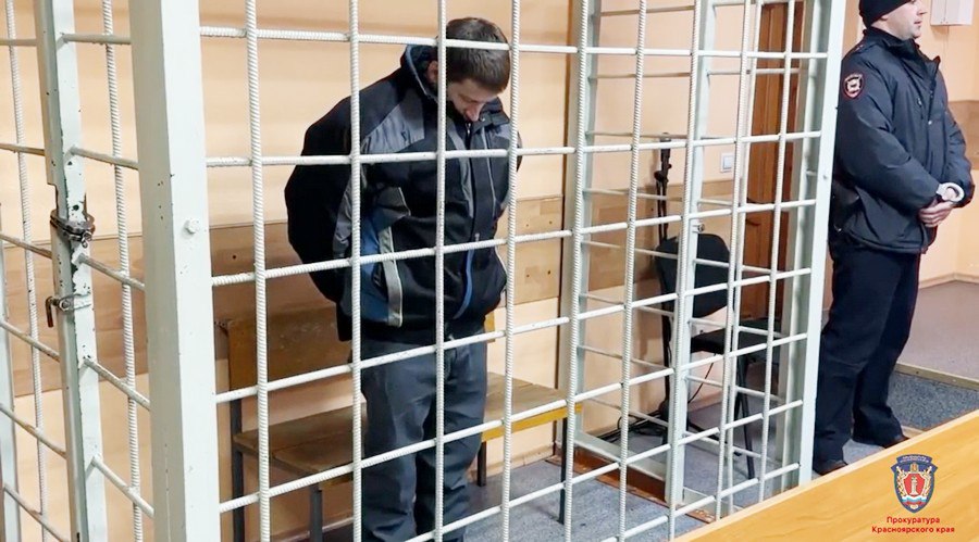 В Канске за истязание осудили мужчину жена которого зарубила троих детей Канский городской суд вынес приговор 34 летнему мужчине за систематическое истязание собственной жены и детей Его приговорили к четырем годам лишения свободы сообщает прокуратура Уголовное дело связано с трагедией которая произошла в Канске в апреле 2025 года когда супруга подсудимого находясь в состоянии невменяемости убила троих малолетних детей Ее приговорили к принудительному лечению Расследование этого инцидента вскрыло многолетнюю историю домашнего насилия Как установил суд с 2014 года мужчина подвергал супругу физическому и психологическому насилию С 2018 года жертвами его жестокости стали и дети Он бил сыновей руками ремнем и другими предметами а также унижал их словесно По информации родственников он не переносил детского плача и однажды пытался закрыть подушкой рот своему десятимесячному сыну Кроме того он забирал у жены паспорт и телефон не позволял ей общаться с родителями и выходить из дома В 2019 году она была госпитализирована с психическим расстройством после того как муж гонялся за ней с топором из за чего она упала в подвал Мужчина игнорировал рекомендации врачей и запретил ей принимать лекарства Первым официальным сигналом для органов опеки стал случай в октябре 2024 года когда учитель заметила у одного из сыновей множественные синяки Отец был привлечен лишь к административной ответственности за побои Помимо лишения свободы суд взыскал с осужденного 300 тысяч рублей в качестве компенсации морального вреда в пользу выжившего сына Мальчик сейчас находится в Канском детском доме Newslab в ТГ МАХ ОК ВК Дзен Буст