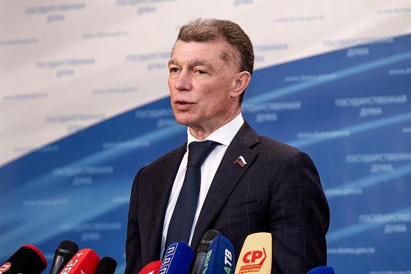 Законопроект об установлении самозапрета на участие в азартных играх принят в первом чтении Документом предлагается механизм добровольного отказа физических лиц от участия в азартных играх. Председатель комитета Госдумы по экономической политике Максим Топилин отметил, что предлагаемый законопроект – важный шаг в направлении защиты граждан от негативных последствий участия в азартных играх. «Введение механизма добровольного отказа позволит людям, осознающим проблему, взять ситуацию под контроль. Создание единого перечня физических лиц, отказавшихся от участия в азартных играх, и возложение ответственности за его ведение на публично-правовую компанию «Единый регулятор азартных игр» обеспечит централизованный и эффективный контроль за соблюдением запрета», – подчеркнул парламентарий. При этом он обратил внимание на то, что законопроект не только предоставляет возможность отказа, но и обязывает организаторов азартных игр информировать клиентов о такой возможности и разрабатывать положения об ответственной игре. «Помимо защиты игроков, законопроект наделяет единого регулятора функциями, необходимыми для эффективного функционирования системы самоограничения. Таким образом, предлагаемые изменения направлены на комплексное регулирование сферы азартных игр, учитывающее интересы как государства, так и граждан», - резюмировал Топилин.
