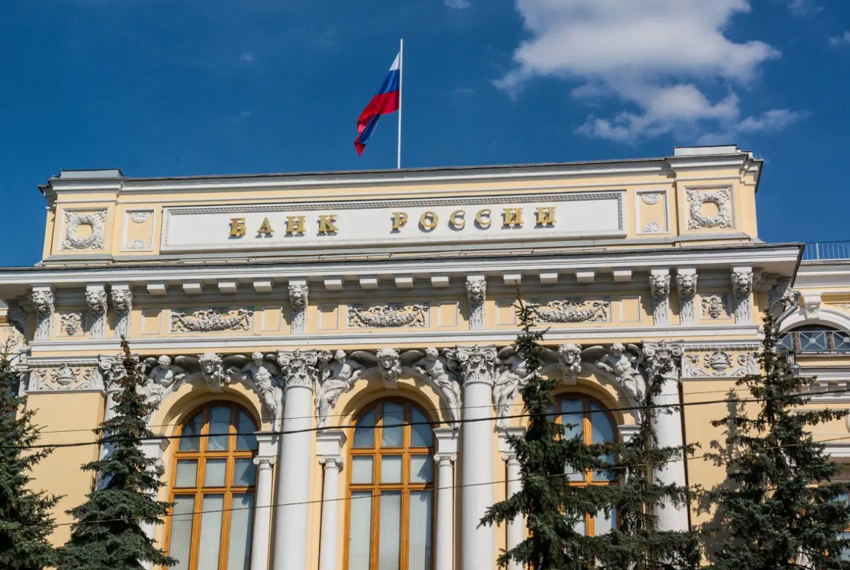 Подмена понятий: ЦБ бьет тревогу из-за «фиктивного» страхования жизни. ДСЖ-полисы превращаются в ПИФы: страховая часть — всего 1%, а 99% уходит в инвестиции данные ЦБ . Риск коллапса: если страховые случаи участится, у компаний не хватит резервов на выплаты предупреждает ЦБ . Обман клиентов: рекламируется «страховка», но по факту продается рискованный инвестиционный продукт с нулевой защитой. Страховщики открыто делают ставку на инвестиции, потому что спрос на них выше, но ЦБ требует «значительного» страхового компонента — кто победит? Впоследствии клиенты рискуют потерять деньги доходность ПИФов ниже вкладов, а страховка почти не работает . ЦБ может ужесточить регулирование, запретив «псевдо-страховые» схемы.
