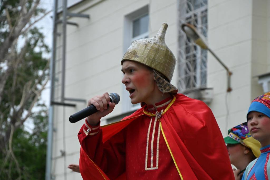 В Копейске состоялся фестиваль детского творчества Во внутреннем дворе Дома творчества детей и молодёжи прошла заключительная часть фестиваля декоративно-прикладного творчества детей «Уральские самоцветы». В сквере у ДТДиМ были организованы несколько площадок. Можно было принять участие в мастер-классах по изготовлению сувениров и чеканке памятных медальонов, посоревноваться в народных играх на силу, ловкость и меткость. На крыльце Дома творчества оборудовали импровизированную сцену, где выступали детские народные коллективы Копейского городского округа — танцоры, певцы, исполнители на народных инструментах. Реклама Erid: 2W5zFJYTuYC