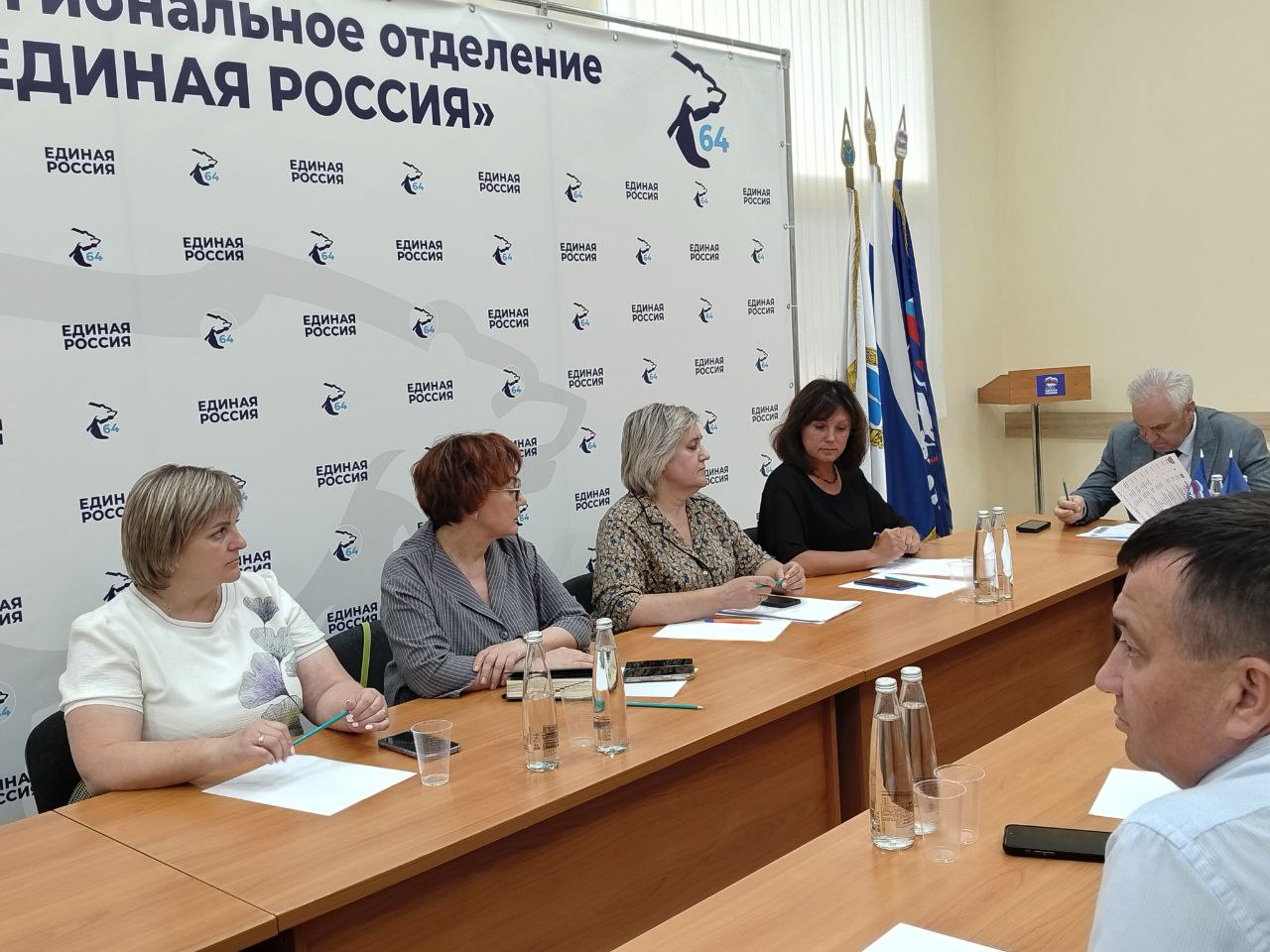 Депутаты напомнили о необходимости завершить ремонт в учреждениях соцсферы Саратовской области до середины августа  В исполкоме Саратовского регионального отделения партии «Единая Россия» в среду, 30 июля, состоялось совещание по вопросам проведения ремонта в учреждениях образования и культуры. Участие в нем приняли депутаты областной Думы и муниципальных Собраний, представители исполнительной власти.  Руководитель фракции «Единая Россия» в областной Думе, зампред регионального парламента Ирина Колесникова отметила, что главная тема сегодняшнего дня – своевременное завершение работ в учреждениях образования.    «На сегодняшний день в ремонте находятся 30 учреждений: три детских сада, 16 школ, шесть спортивных залов, три учреждения дополнительного образования, два дома культуры. Шесть объектов находятся в зоне риска»,   – сказала Ирина Колесникова.  Она напомнила, что важно завершить все работы до 15 августа.   «Это важно в связи с тем, что руководству учреждений потребуется дополнительное время для уборки в кабинетах и подготовки классов к приему обучающихся»   – подчеркнула заместитель Председателя областной Думы.   О проблемах при ремонте объектов социальной сферы в Балаковском, Энгельсском, Пугачевском, Перелюбском районах рассказали представители депутатских групп партии «Единая Россия» в муниципальных собраниях области.  Председатель областной Думы Алексей Антонов акцентировал внимание на необходимости включения недобросовестных подрядчиков в «черный» список. Ирина Колесникова добавила, что все муниципалитеты должны знать такие организации, чтобы при заключении договоров на ремонт социальных объектов стараться их не допускать к работам.  «Реализация региональных программ продолжается, несмотря на насыщенный другими статьями расходов бюджет. Нам необходимо уже сейчас анализировать, какие объекты могут быть отремонтированы в следующем году. Но для этого важно качественное исполнение всех текущих работ»,  – подытожил Алексей Антонов.