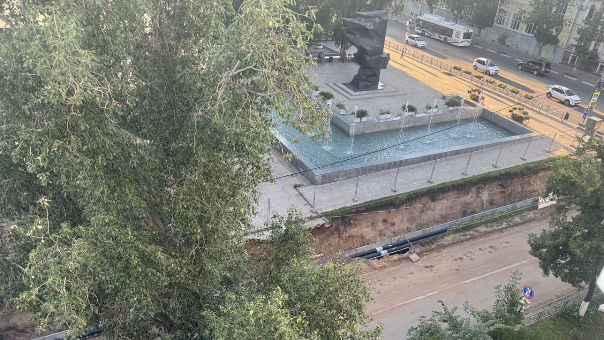 В центре Самары перекроют несколько улиц из-за ремонта теплотрасс Перекрытия затронут улицу Чапаевскую. С 23:59 8 июля до 23:59 31 августа будет ограничено движение транспорта в районе дома № 210, на участке от улицы Вилоновской до улицы Шостаковича. Автомобилистам рекомендуется использовать для объезда перекрытого участка улицу Фрунзе. Кроме того, продолжается модернизация теплотрассы по улице Агибалова – на участке у дома №48. В связи с этим закрытым для движения остается перекресток улиц Агибалова и Рабочей. Перекрытие продлено до 05:00 11 июля из-за необходимости проведения дополнительных работ. Также до 05:00 11 июля скорректирована схема организации дорожного движения в связи с реконструкцией теплосетей по улице Клинической. Работы ведутся в районе дома № 23, в связи с чем участок между улицами Мичурина и Коммунистической недоступен для сквозного проезда. В период проведения работ на теплосетях общественный транспорт следует по скорректированным трассам. Изменения затронули маршруты автобусов № 24, 61 и 77, а также трамваев № 3, 4 и 16. : ГТРК Самара