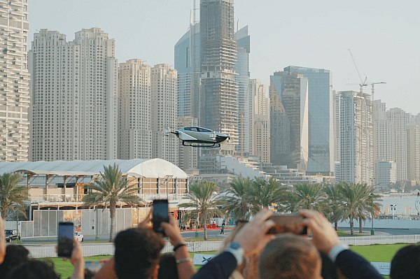 В Китае поставки летающих автомобилей планируют начать в 2026 году Китайские производители летающих автомобилей планируют начать поставки электрических летательных аппаратов вертикального взлета и посадки eVTOL уже в 2026 году Об этом пишут Известия со ссылкой на газету South China Morning Post SCMP Как уточняется в материале к концу текущего года поставки eVTOL планируют начать как минимум семь китайских производителей Речь идет о летательных аппаратах рассчитанных на перевозку пассажиров в коммерческом режиме в воздушном пространстве на высоте до 1 тыс м которое в Китае относится к категории гражданских полетов Дополнительным фактором роста стала готовность региональных властей смягчить ограничения на полеты на малых высотах В частности соответствующие меры прорабатываются в Шанхае Шэньчжэне и Чунцине Это должно создать условия для запуска регулярных пассажирских маршрутов aviaru net n291760