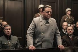 Нюрнберг с Расселом Кроу и Рами Малеком 19 марта кинопрокатная компания World Pictures выпускает в прокат Остросюжетный триллер Джеймса Вандербильта основан на книге Джека Эль Хая Нацист и психиатр О психиатре Дугласе Келли который опрашивает нацистских заключённых чтобы определить смогут ли они предстать перед судом Келли наблюдает за Герингом чья харизма и самообладание вызывают у врача одновременно отвращение и восхищение В роли Германа Геринга Рассел Кроу