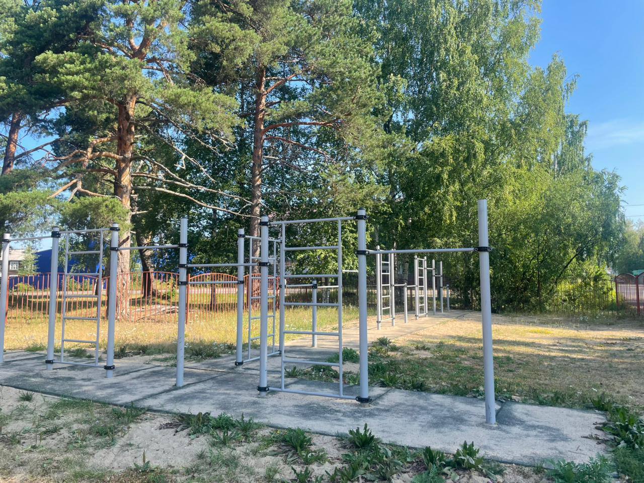 В текущем году прокурорами на территории области выявлены нарушения при эксплуатации более 100 игровых и спортивных площадок, в целях устранения которых в администрации муниципальных образований, собственникам объектов и иным уполномоченным лицам внесены представления. Основанием для прокурорского реагирования явились факты использования игрового оборудования при отсутствии ударопоглощающего покрытия, информации о правилах и возрастных требованиях, номерах телефонов служб спасения, результатах контроля соответствия объектов требованиям безопасности, технического обслуживания и ремонта, непроведение систематических визуальных и функциональных осмотров площадок и др. По инициативе органов прокуратуры в 2025 году в соответствие с установленными нормативами безопасности приведено 58 площадок, принято в собственность и постановлено на кадастровый учет – 5. Подробнее об этой теме здесь
