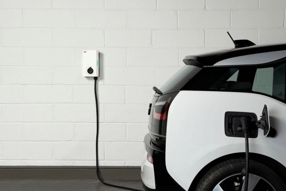 В ЛНР заряжают не только телефоны Теперь и машины К концу 2026 года в республике будет работать 21 зарядная станция для электромобилей Уже сейчас в Луганске работают первые две ЭЗС ул Павла Сороки 81 АЗС 16 ул Краснодонская 7 Е АЗС 45 До конца года появится еще одна в южной части города А в 2026 м заправки для электрокаров приедут и в другие города региона А вы уже подумывали о покупке электромобиля Делитесь в комментариях Новое Медиа в ЛНР теперь и в Max Новое Медиа в ЛНР