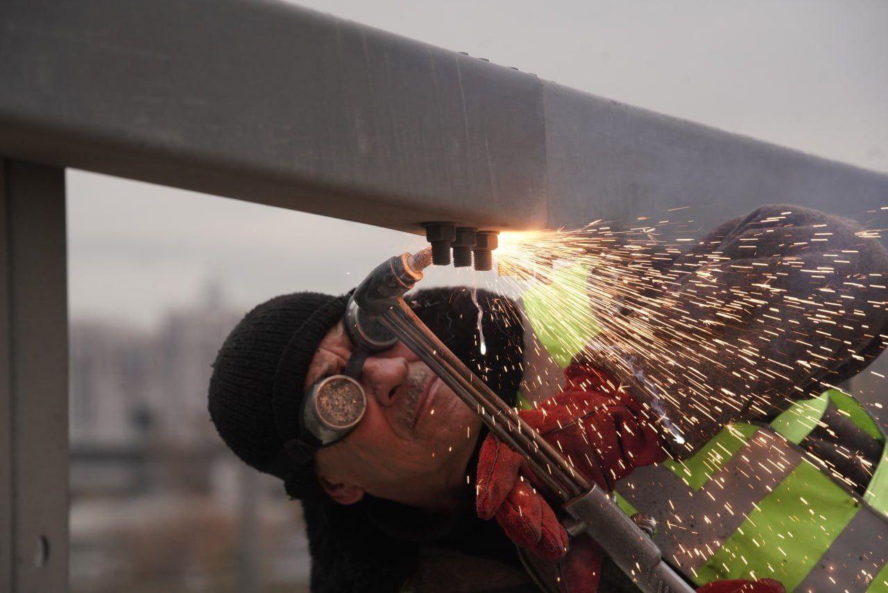 Дорожные службы Москвы отремонтировали свыше 60 км ограждений после ДТП Более 60 км барьерных ограждений было восстановлено на столичных дорогах по итогам прошлого года об этом сообщил заместитель Мэра Москвы Петр Бирюков Основной объем работ пришелся на магистрали с интенсивным движением Современные ограждения повышают уровень безопасности дорожного движения