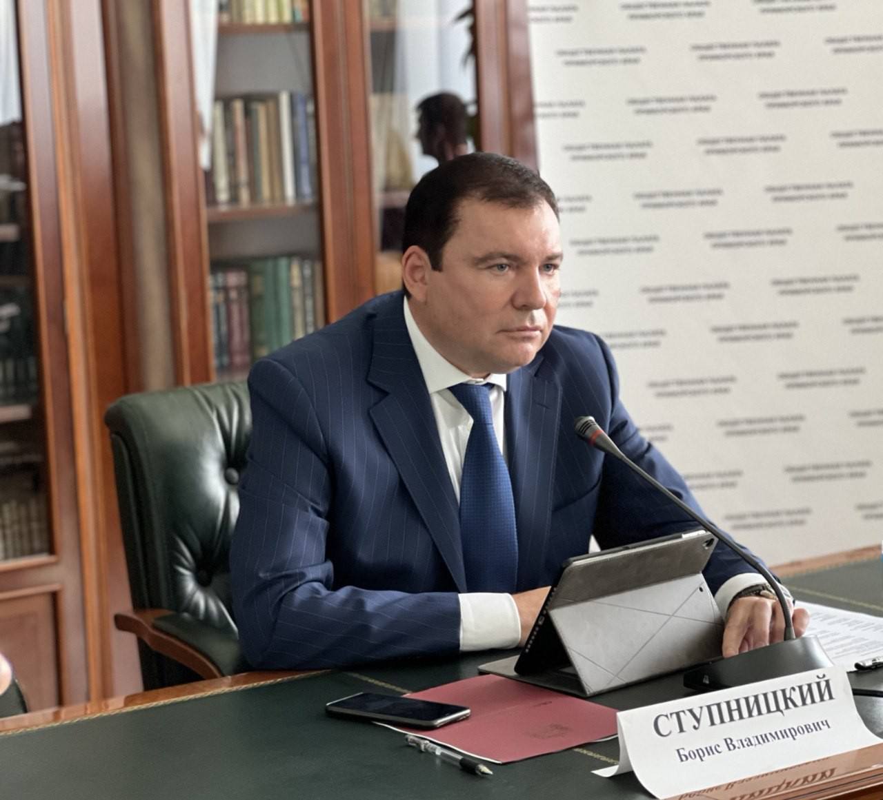 Глава торгово промышленной палаты Приморья Борис Ступницкий назначен Почётным консулом Народной Республики Бангладеш в городе Владивостоке с консульским округом включающим в себя Приморский край Должность он занимает с 6 октября этого года Ступницкий избирается президентом приморской ТПП уже несколько сроков подряд Палата занимается представлением интересов малого и среднего бизнеса а также оказывает платные услуги предпринимателям проводит аудит экспертизы оказывает маркетинговые услуги Также ТПП развивает торговые отношения с другими странами