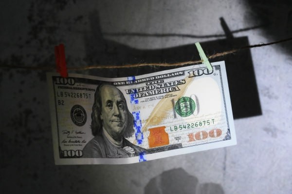 В Минфине России спрогнозировали топку печей долларами США Разводить огонь при помощи американской валюты можно будет через 5 15 лет заявил замглавы ведомства Алексей Моисеев В интервью RT он выразил мнение что иностранные деньги нельзя считать надёжным средством сбережения Я не знаю через пять лет или через 15 но в обозримом будущем в течение нашей жизни доллары станут непригодными ни для чего кроме как для использования в качестве розжига в печке сказал замминистра Подпишись на Говорит Москва