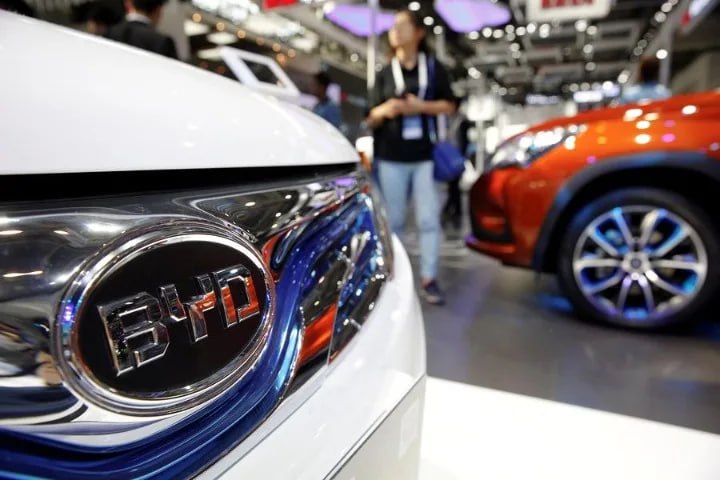 Компания BYD укрепляет свои позиции в Европе за счёт новых моделей и автосалонов на фоне ожесточённой ценовой войны в Китае Автопроизводитель ведёт переговоры с сотнями местных поставщиков и к концу года откроет более 1000 магазинов в 32 странах Европы сообщила исполнительный вице президент Стелла Ли в понедельник на Мюнхенском автосалоне Европейский союз ввёл пошлины на электромобили импортируемые из Китая но это не остановило рост популярности BYD и других компаний Они добавили больше гибридных моделей и моделей с двигателями внутреннего сгорания на которые пошлины не распространяются формируют партнёрства для местных продаж и обещают наладить производство в регионе Это представляет угрозу для таких компаний как Volkswagen AG и Stellantis NV которые сокращают расходы чтобы сохранить прибыль на стагнирующем европейском автомобильном рынке jkinvest news jkinvest